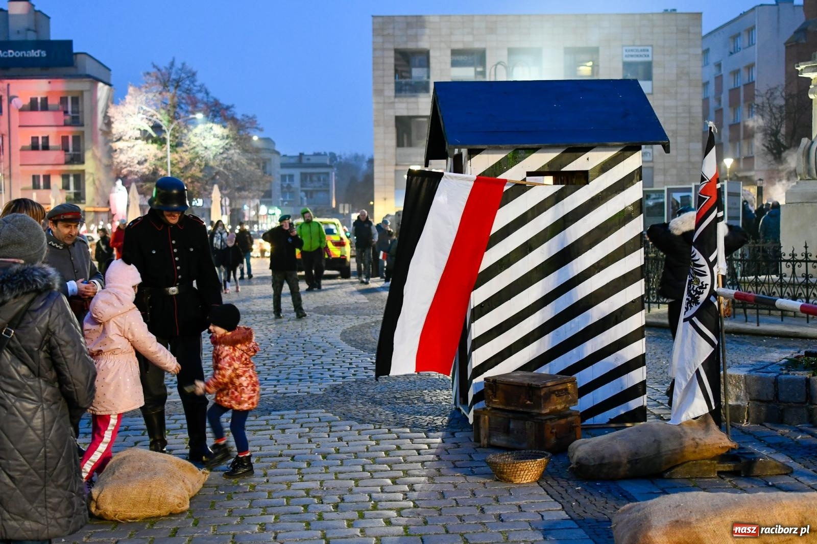 Zdjęcie w galerii na portalu naszraciborz.pl: Piknik Niepodległa na raciborskim rynku zgromadził tłumy mieszkańców wiadomości z regionu