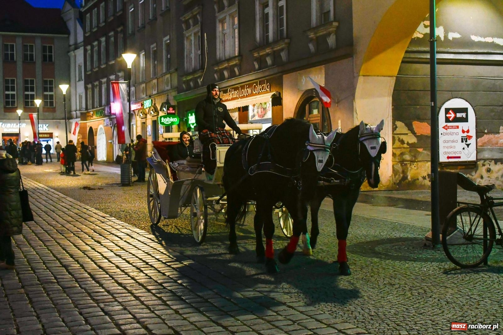 Zdjęcie w galerii na portalu naszraciborz.pl: Piknik Niepodległa na raciborskim rynku zgromadził tłumy mieszkańców wiadomości z regionu