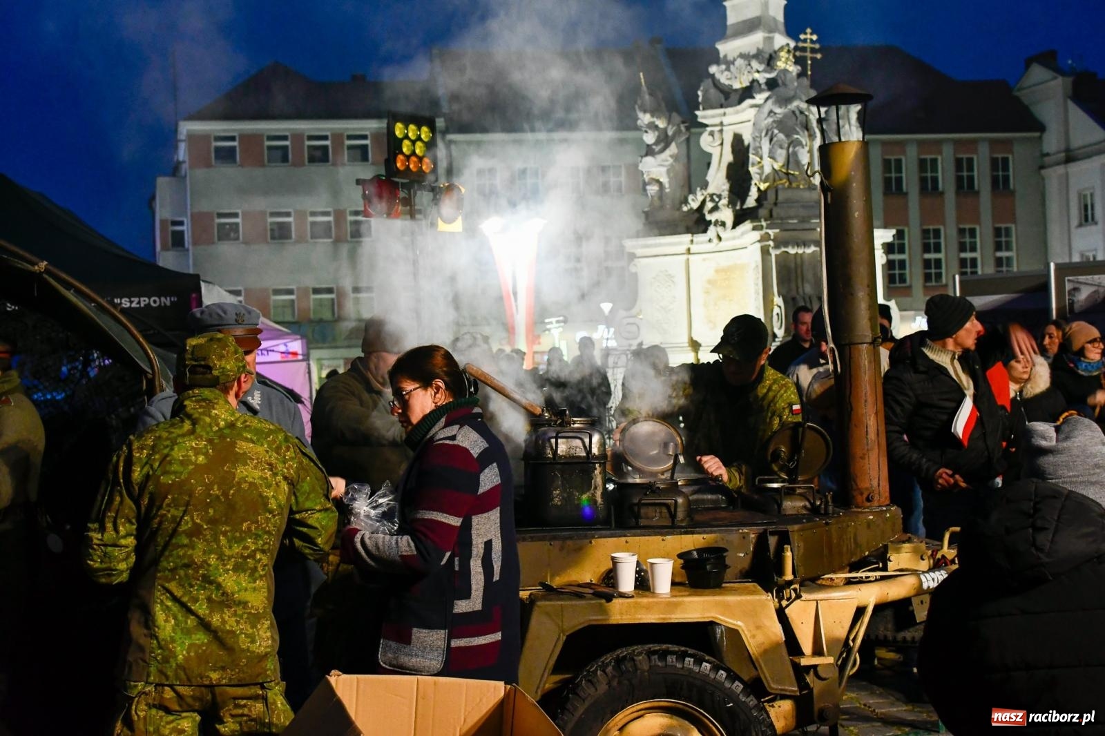Zdjęcie w galerii na portalu naszraciborz.pl: Piknik Niepodległa na raciborskim rynku zgromadził tłumy mieszkańców wiadomości z regionu