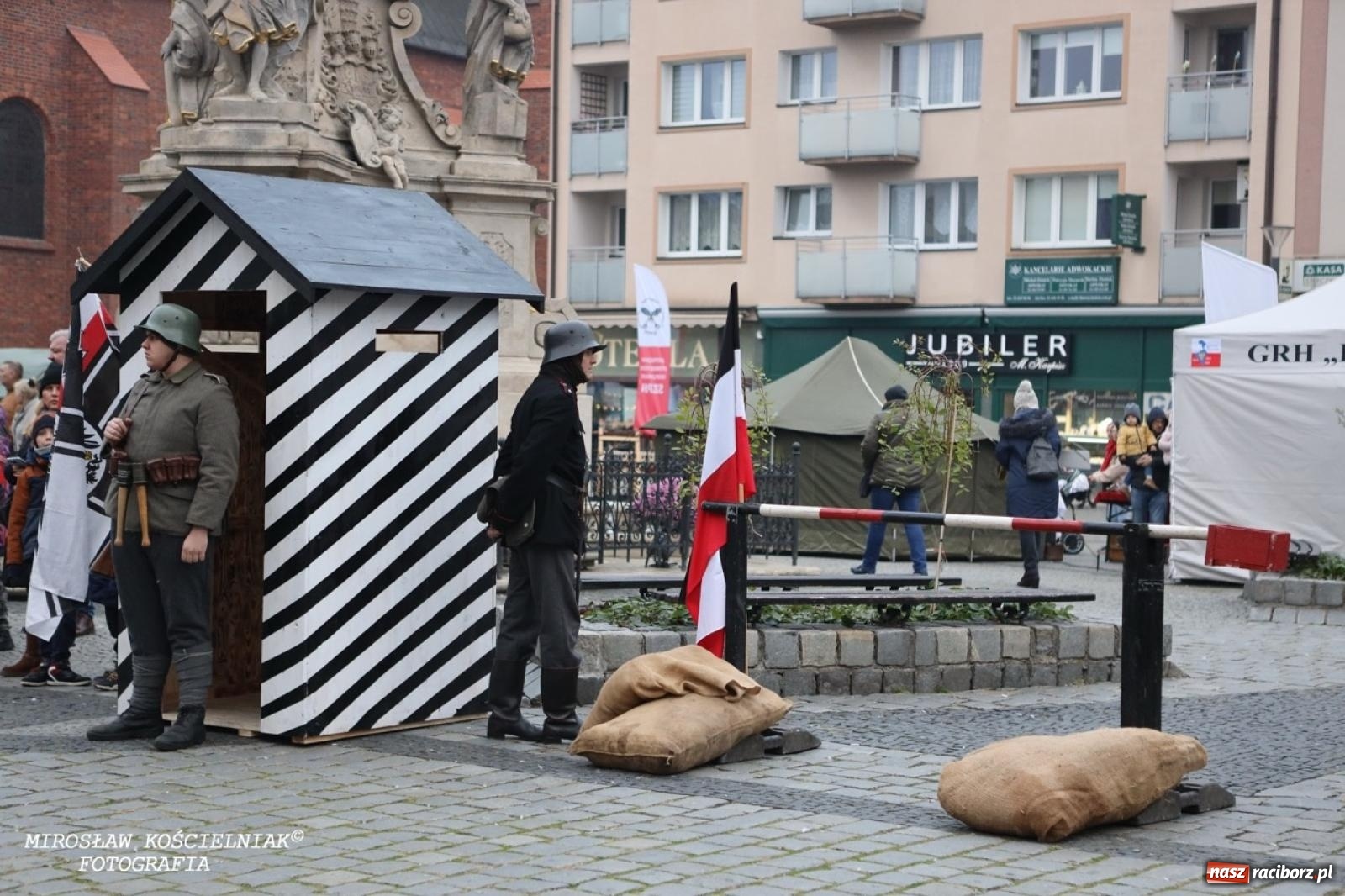 Zdjęcie w galerii na portalu naszraciborz.pl: Historyczne widowisko na raciborskim rynku – Polacy przejmują pruski posterunek [FOTO i WIDEO] wiadomości z regionu