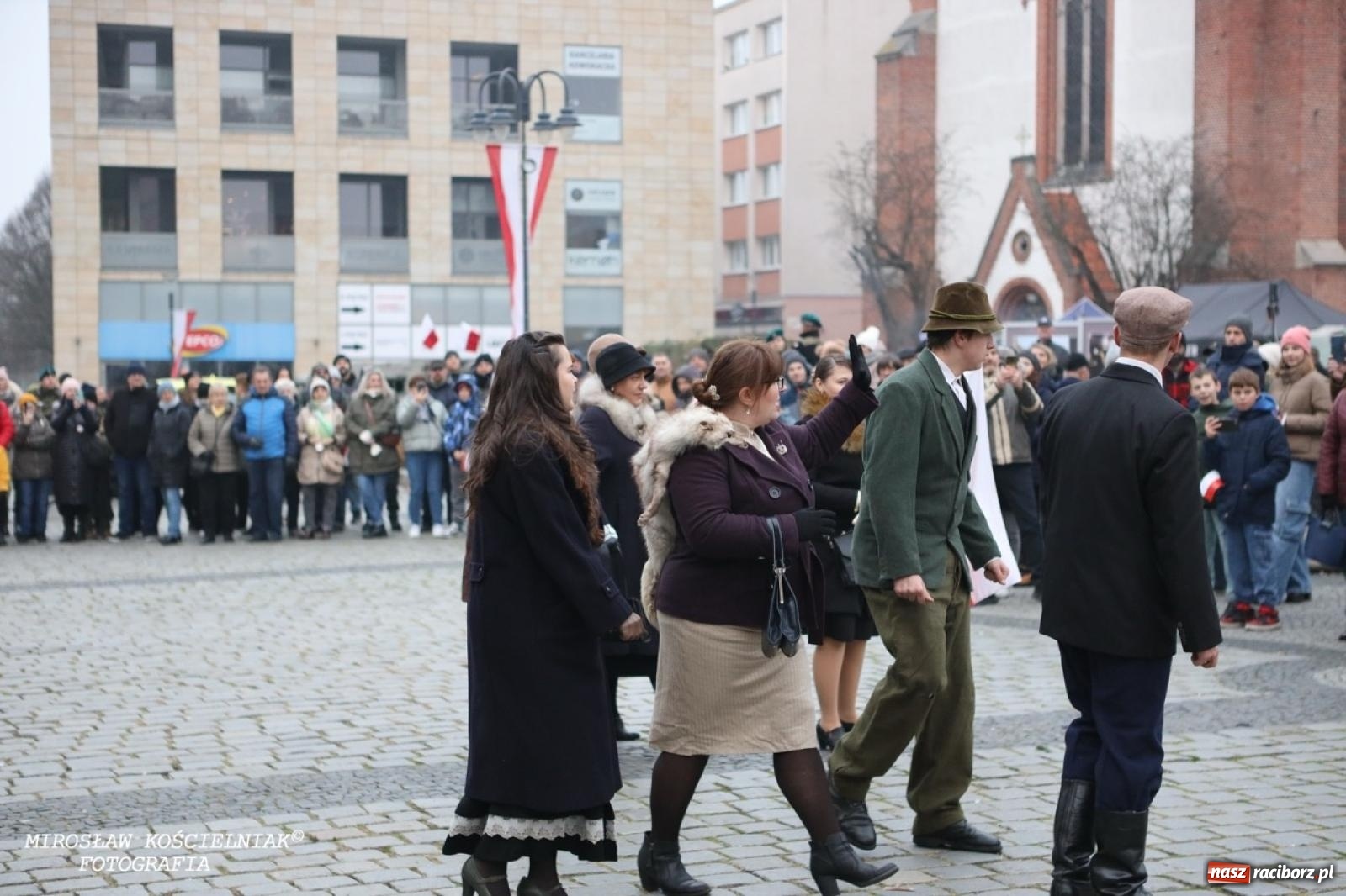 Zdjęcie w galerii na portalu naszraciborz.pl: Historyczne widowisko na raciborskim rynku – Polacy przejmują pruski posterunek [FOTO i WIDEO] wiadomości z regionu