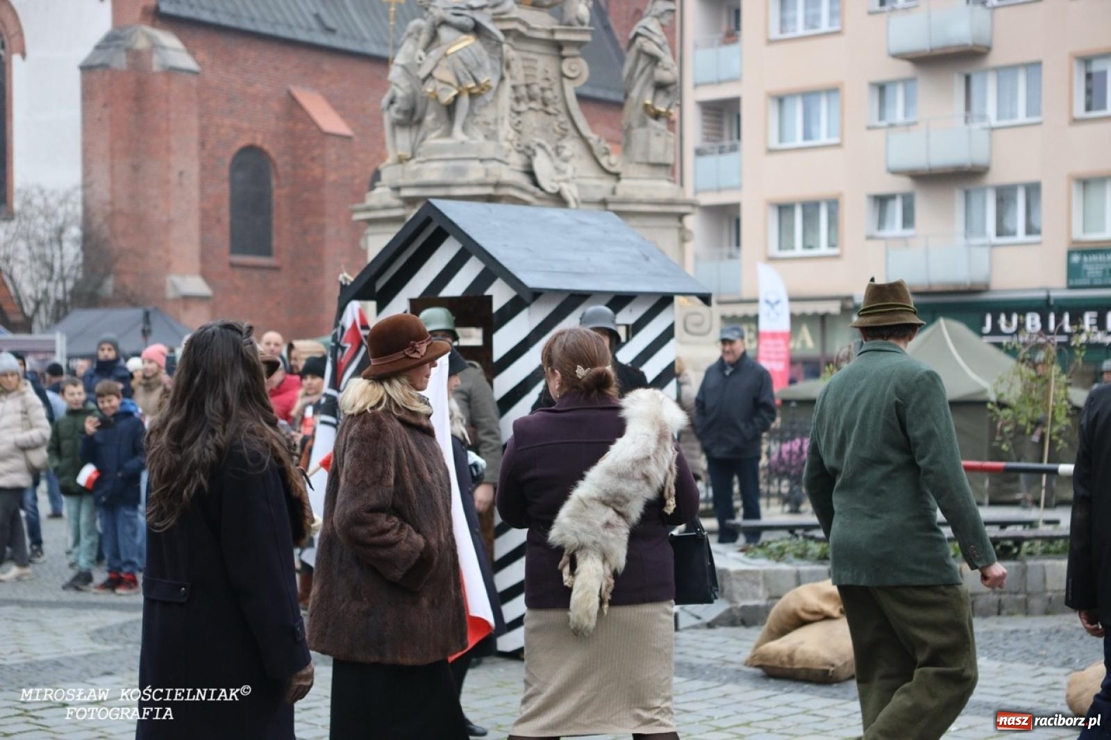 Zdjęcie w galerii na portalu naszraciborz.pl: Historyczne widowisko na raciborskim rynku – Polacy przejmują pruski posterunek [FOTO i WIDEO] wiadomości z regionu