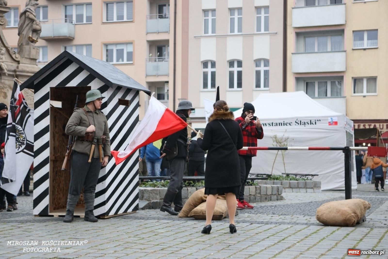 Zdjęcie w galerii na portalu naszraciborz.pl: Historyczne widowisko na raciborskim rynku – Polacy przejmują pruski posterunek [FOTO i WIDEO] wiadomości z regionu