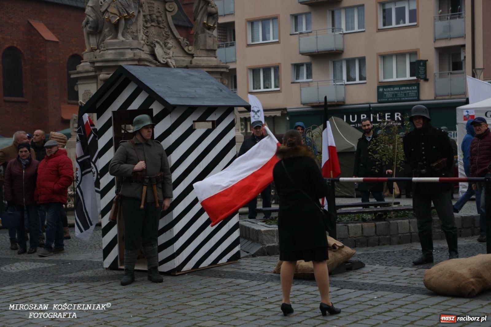 Zdjęcie w galerii na portalu naszraciborz.pl: Historyczne widowisko na raciborskim rynku – Polacy przejmują pruski posterunek [FOTO i WIDEO] wiadomości z regionu