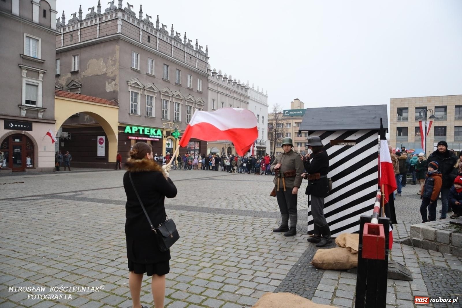 Zdjęcie w galerii na portalu naszraciborz.pl: Historyczne widowisko na raciborskim rynku – Polacy przejmują pruski posterunek [FOTO i WIDEO] wiadomości z regionu