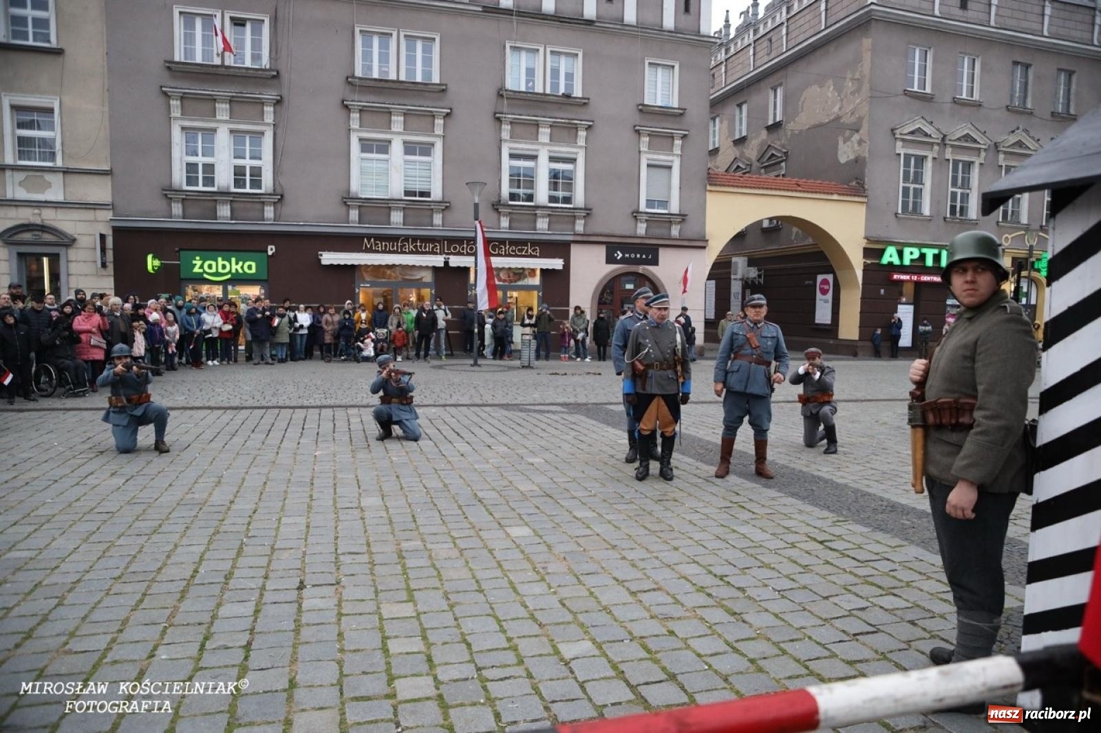 Zdjęcie w galerii na portalu naszraciborz.pl: Historyczne widowisko na raciborskim rynku – Polacy przejmują pruski posterunek [FOTO i WIDEO] wiadomości z regionu