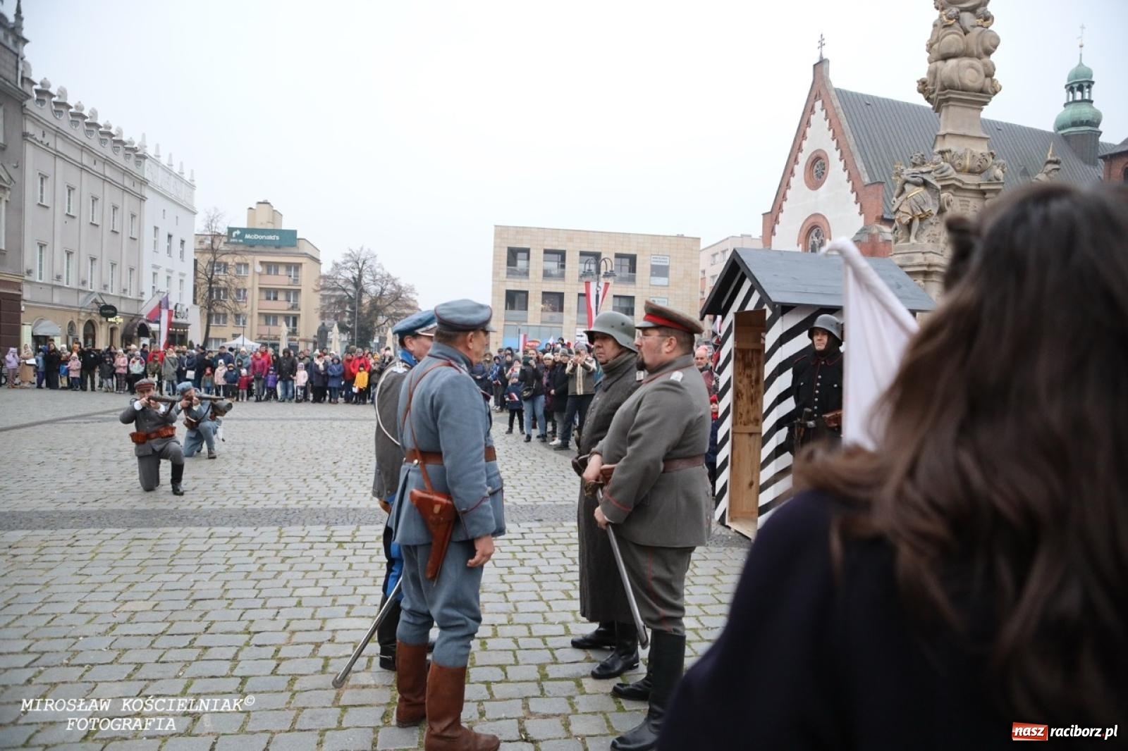 Zdjęcie w galerii na portalu naszraciborz.pl: Historyczne widowisko na raciborskim rynku – Polacy przejmują pruski posterunek [FOTO i WIDEO] wiadomości z regionu