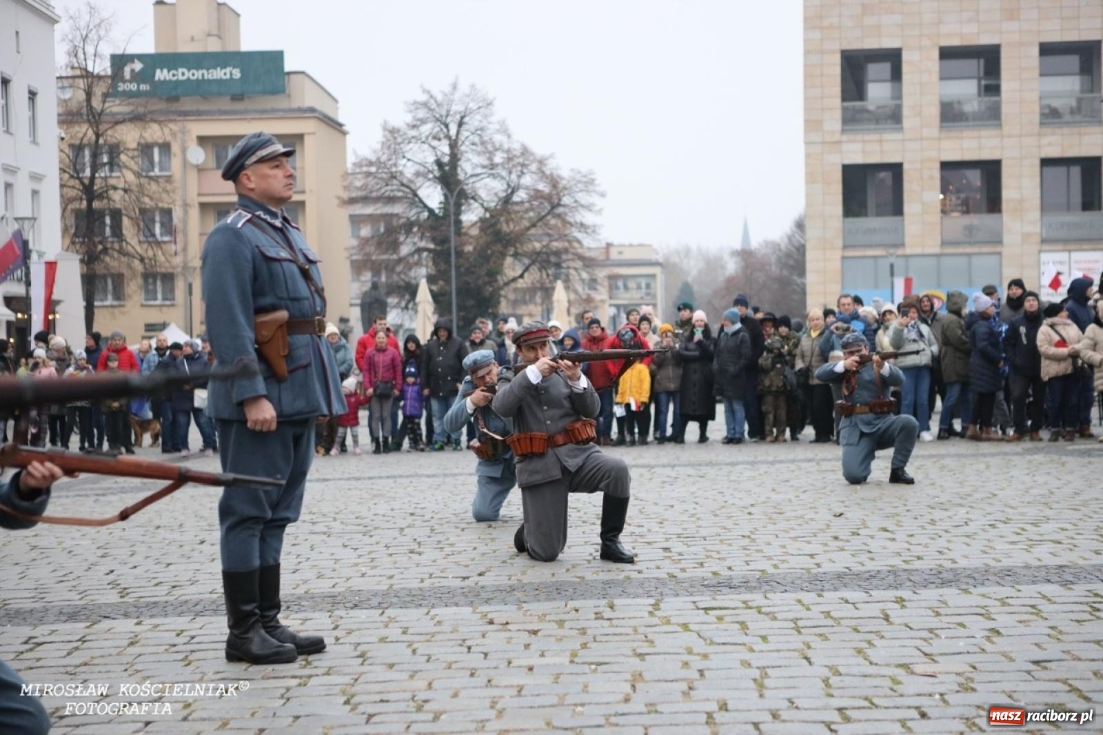 Zdjęcie w galerii na portalu naszraciborz.pl: Historyczne widowisko na raciborskim rynku – Polacy przejmują pruski posterunek [FOTO i WIDEO] wiadomości z regionu