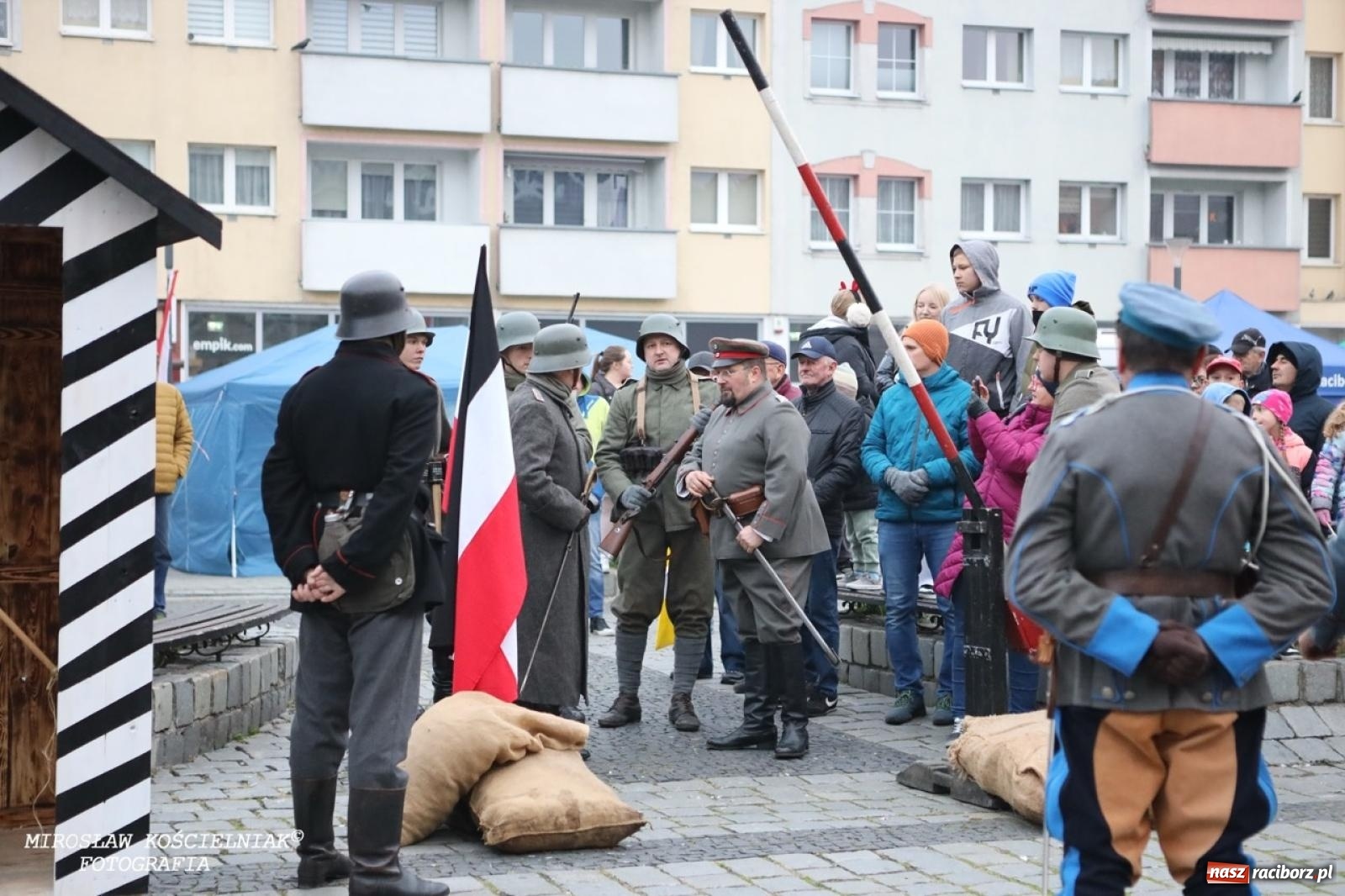 Zdjęcie w galerii na portalu naszraciborz.pl: Historyczne widowisko na raciborskim rynku – Polacy przejmują pruski posterunek [FOTO i WIDEO] wiadomości z regionu