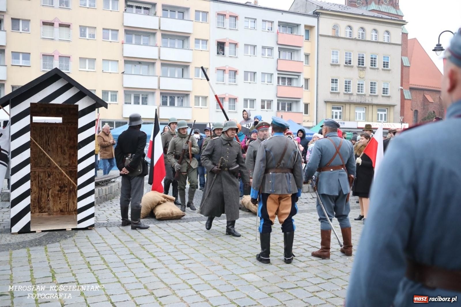 Zdjęcie w galerii na portalu naszraciborz.pl: Historyczne widowisko na raciborskim rynku – Polacy przejmują pruski posterunek [FOTO i WIDEO] wiadomości z regionu