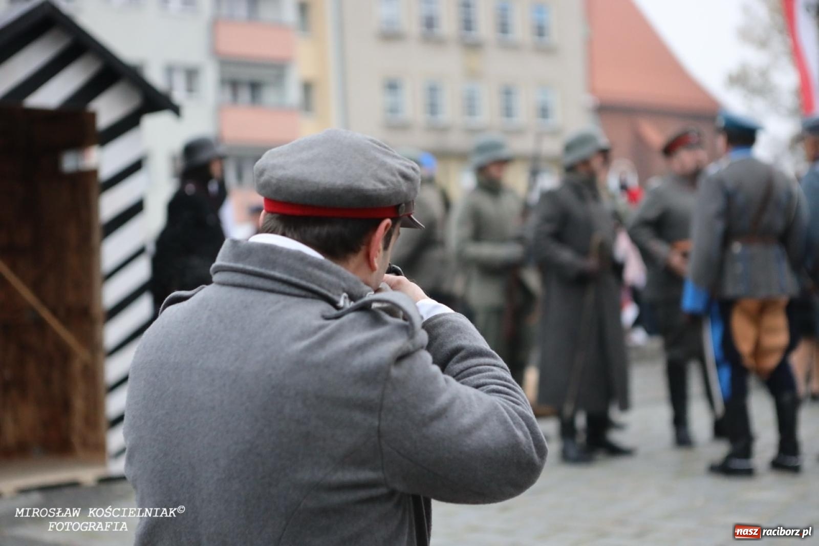 Zdjęcie w galerii na portalu naszraciborz.pl: Historyczne widowisko na raciborskim rynku – Polacy przejmują pruski posterunek [FOTO i WIDEO] wiadomości z regionu