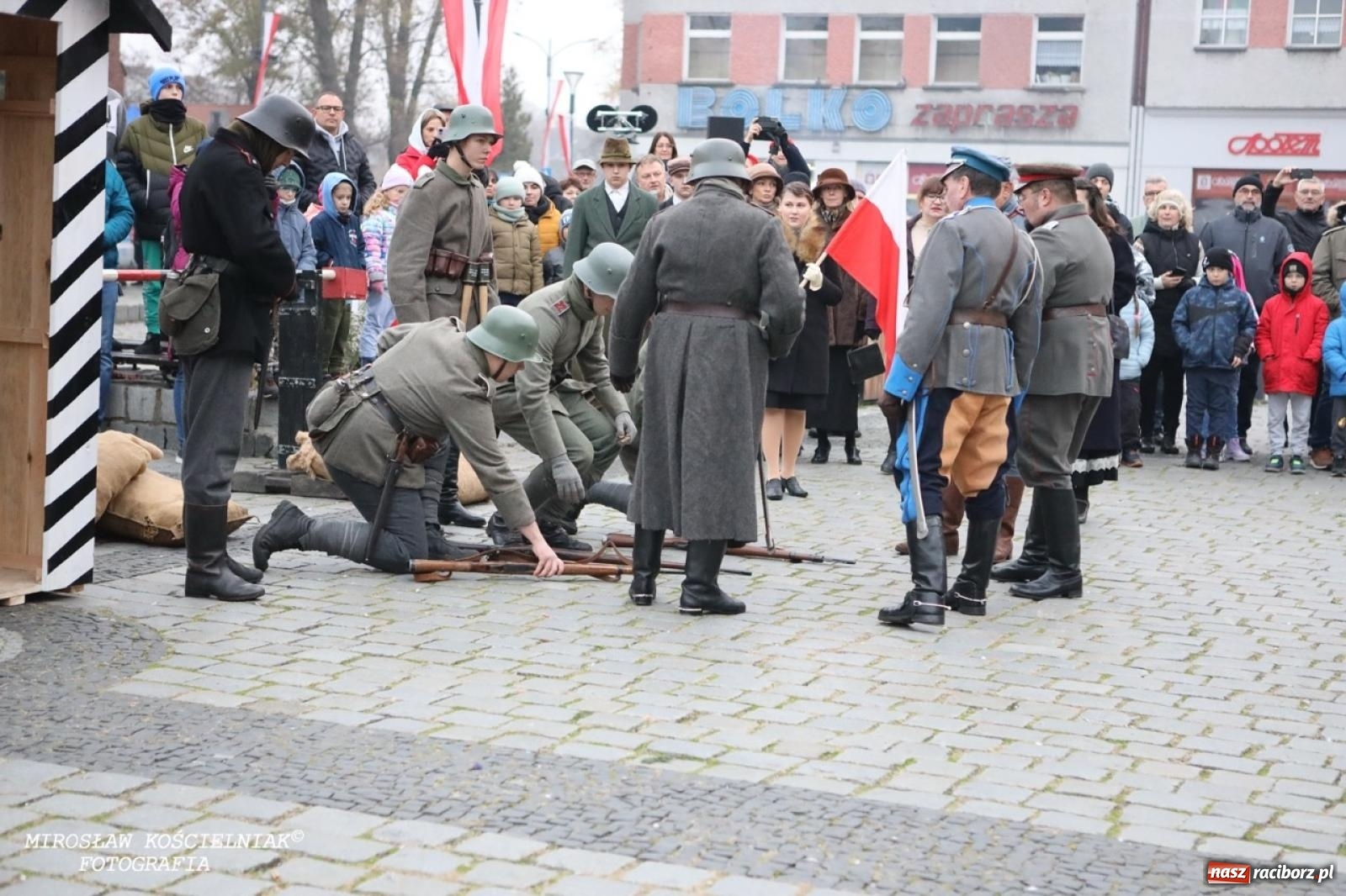 Zdjęcie w galerii na portalu naszraciborz.pl: Historyczne widowisko na raciborskim rynku – Polacy przejmują pruski posterunek [FOTO i WIDEO] wiadomości z regionu