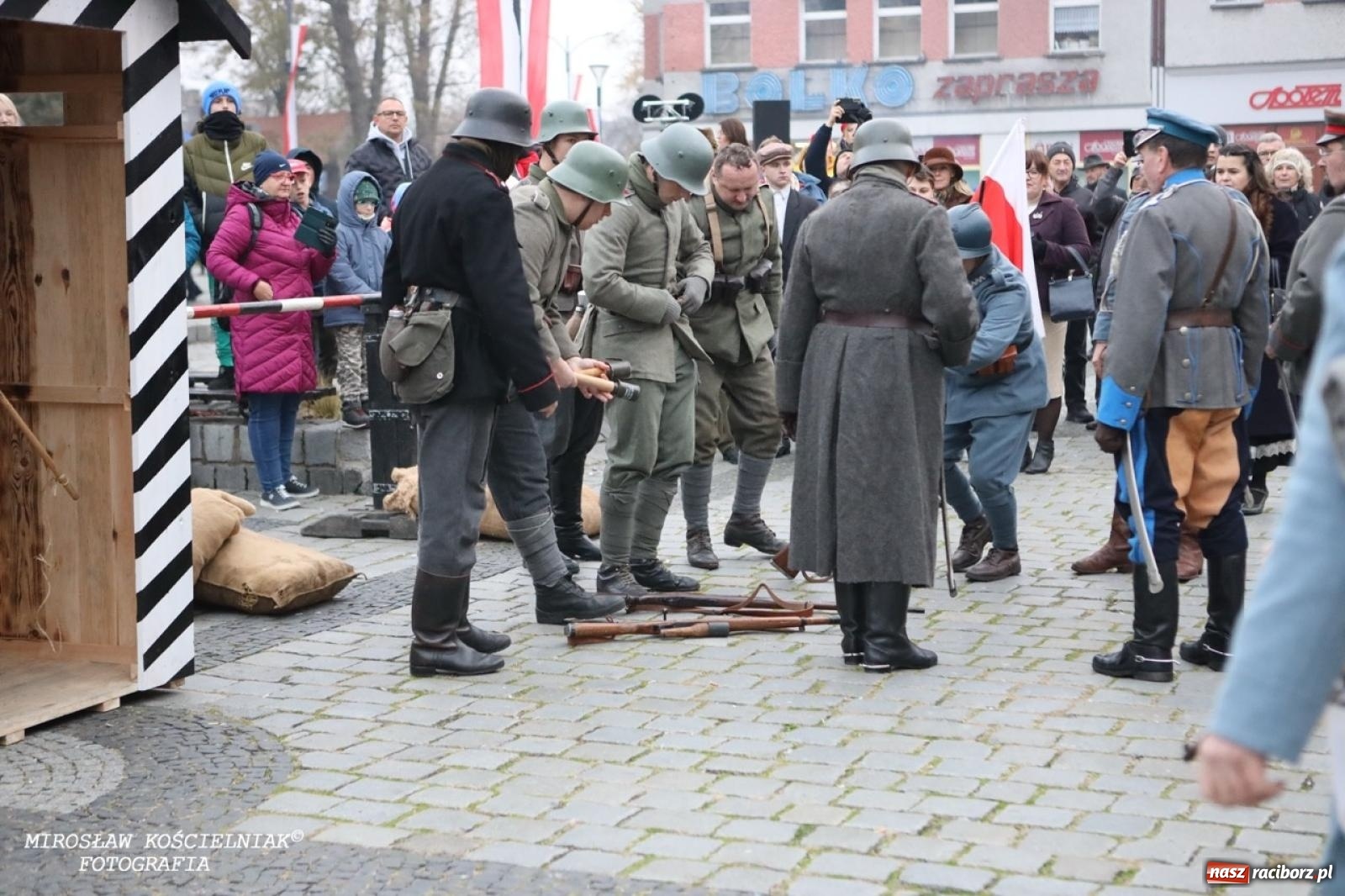 Zdjęcie w galerii na portalu naszraciborz.pl: Historyczne widowisko na raciborskim rynku – Polacy przejmują pruski posterunek [FOTO i WIDEO] wiadomości z regionu