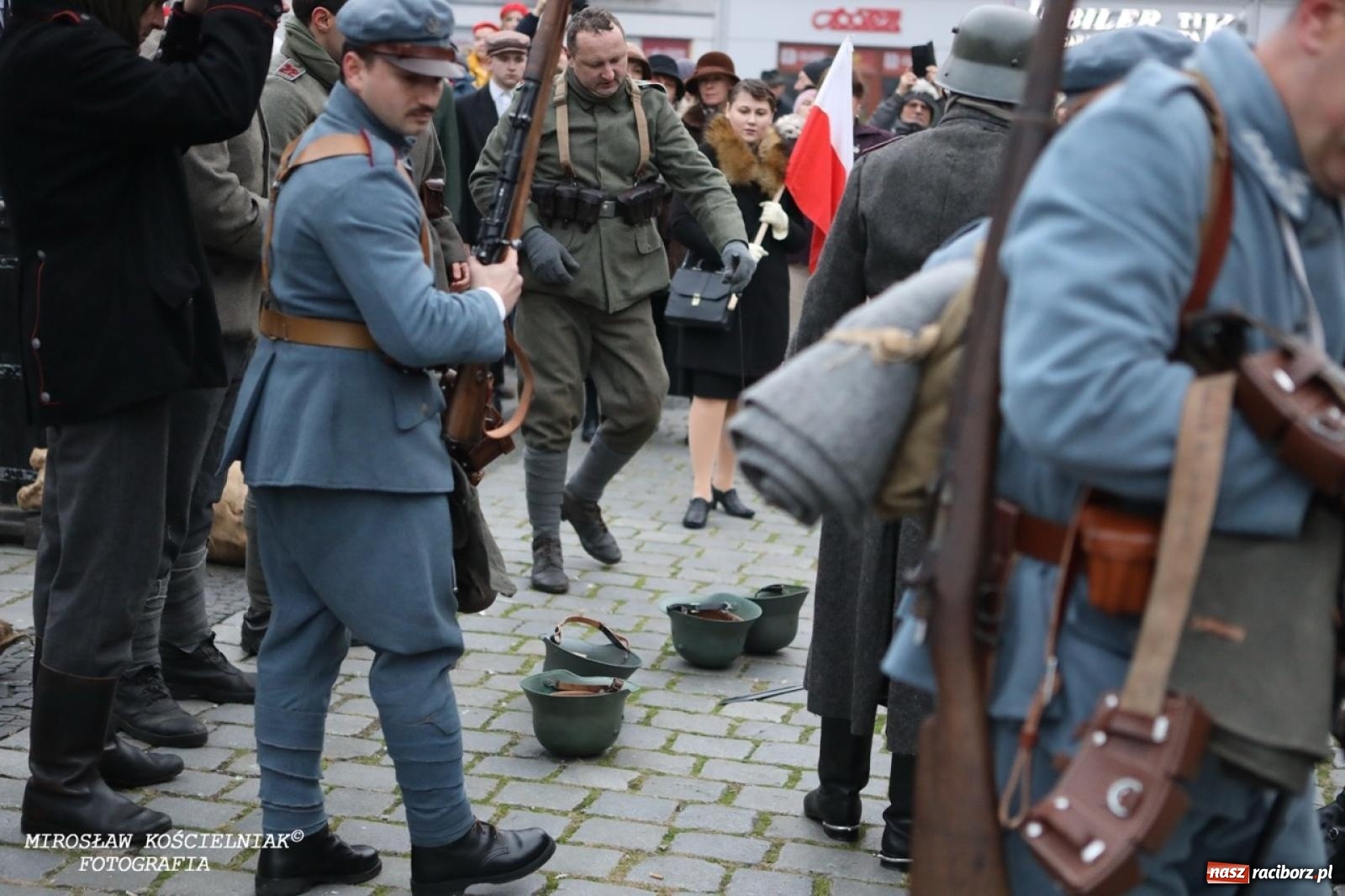 Zdjęcie w galerii na portalu naszraciborz.pl: Historyczne widowisko na raciborskim rynku – Polacy przejmują pruski posterunek [FOTO i WIDEO] wiadomości z regionu