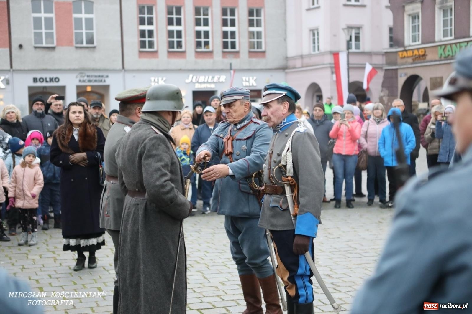Zdjęcie w galerii na portalu naszraciborz.pl: Historyczne widowisko na raciborskim rynku – Polacy przejmują pruski posterunek [FOTO i WIDEO] wiadomości z regionu
