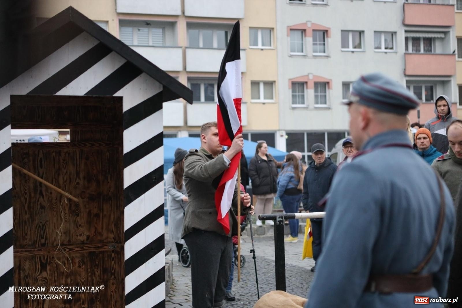 Zdjęcie w galerii na portalu naszraciborz.pl: Historyczne widowisko na raciborskim rynku – Polacy przejmują pruski posterunek [FOTO i WIDEO] wiadomości z regionu