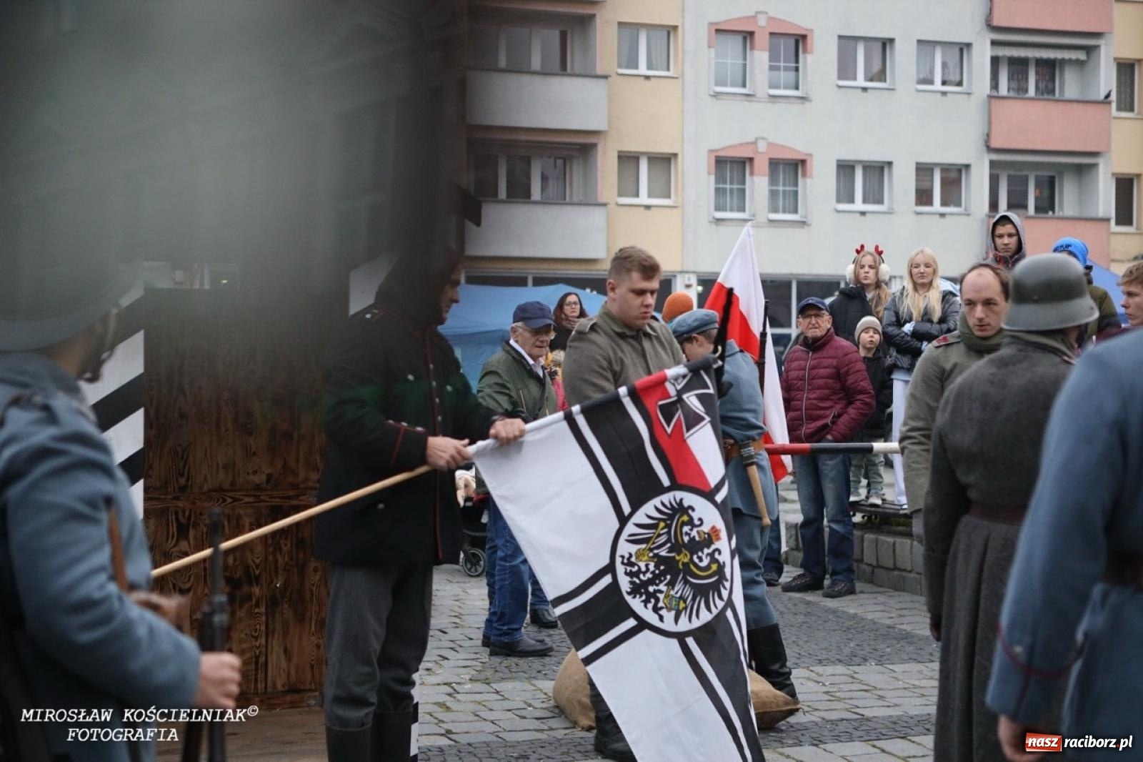 Zdjęcie w galerii na portalu naszraciborz.pl: Historyczne widowisko na raciborskim rynku – Polacy przejmują pruski posterunek [FOTO i WIDEO] wiadomości z regionu