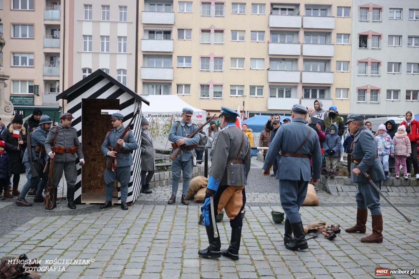 Zdjęcie w galerii na portalu naszraciborz.pl: Historyczne widowisko na raciborskim rynku – Polacy przejmują pruski posterunek [FOTO i WIDEO] wiadomości z regionu