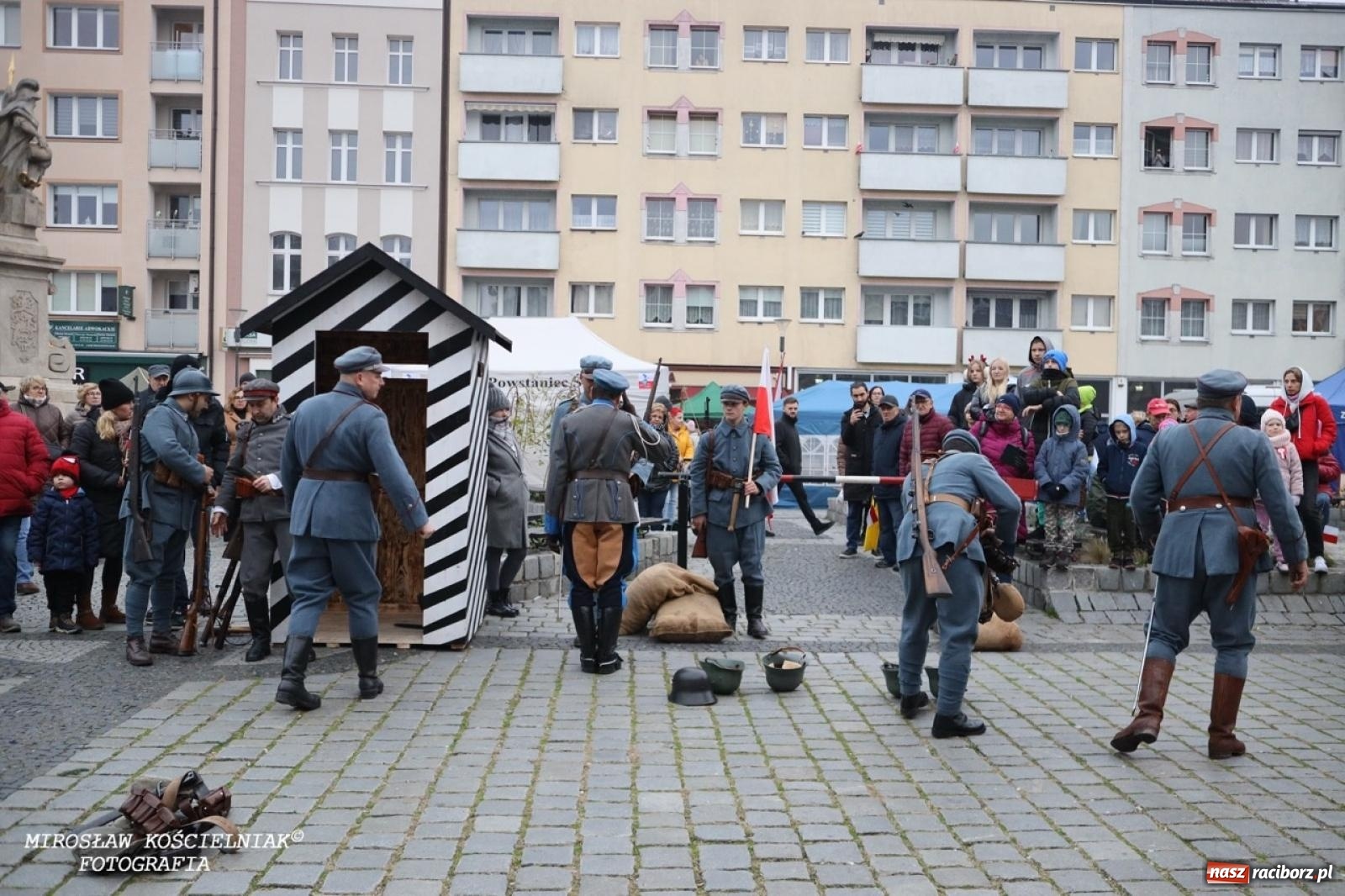 Zdjęcie w galerii na portalu naszraciborz.pl: Historyczne widowisko na raciborskim rynku – Polacy przejmują pruski posterunek [FOTO i WIDEO] wiadomości z regionu
