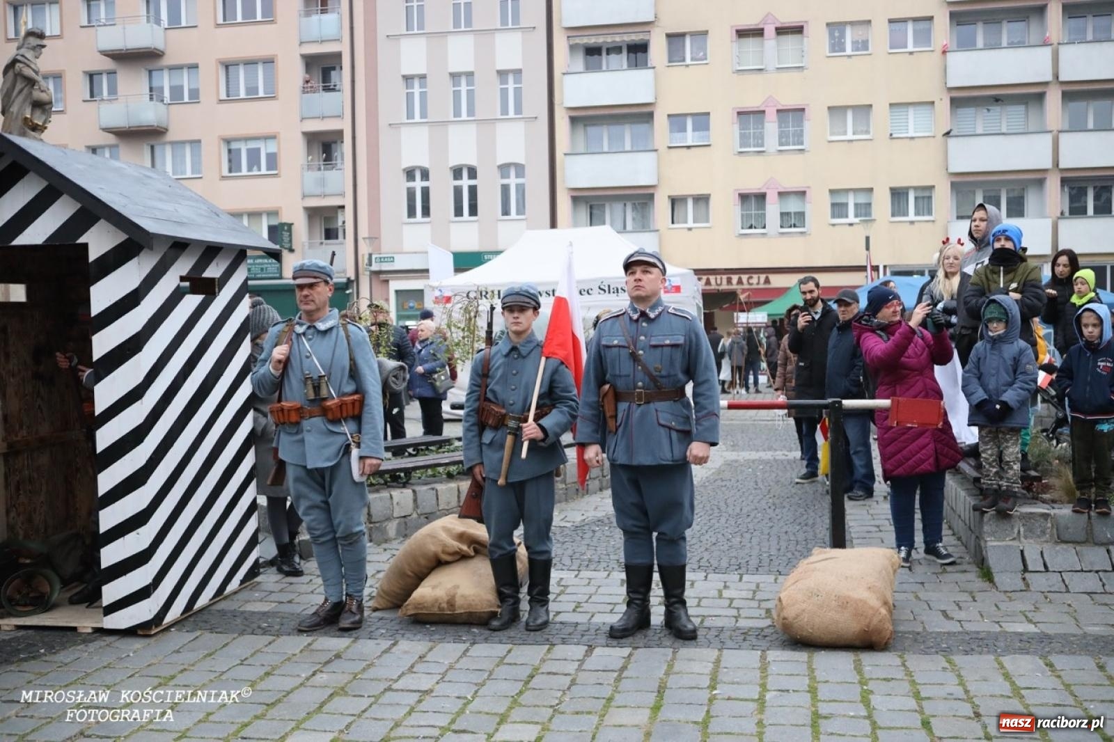 Zdjęcie w galerii na portalu naszraciborz.pl: Historyczne widowisko na raciborskim rynku – Polacy przejmują pruski posterunek [FOTO i WIDEO] wiadomości z regionu