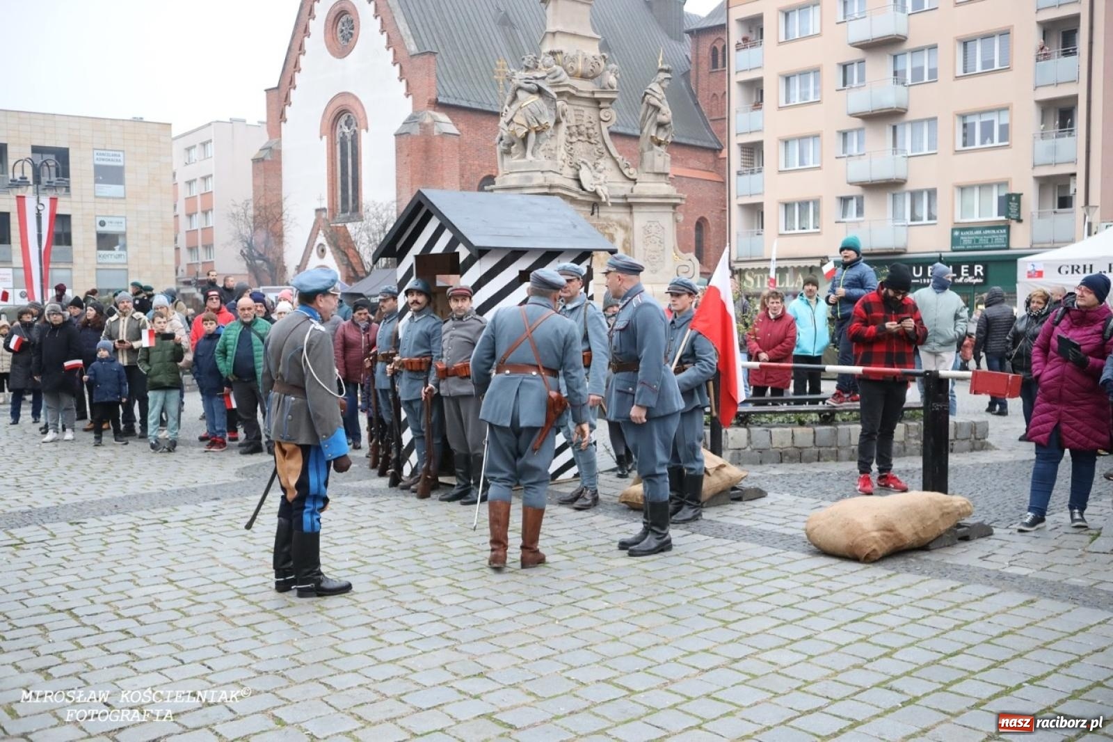 Zdjęcie w galerii na portalu naszraciborz.pl: Historyczne widowisko na raciborskim rynku – Polacy przejmują pruski posterunek [FOTO i WIDEO] wiadomości z regionu