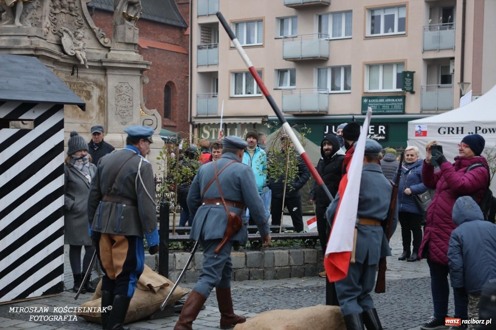 Zdjęcie w galerii na portalu naszraciborz.pl: Historyczne widowisko na raciborskim rynku – Polacy przejmują pruski posterunek [FOTO i WIDEO] wiadomości z regionu