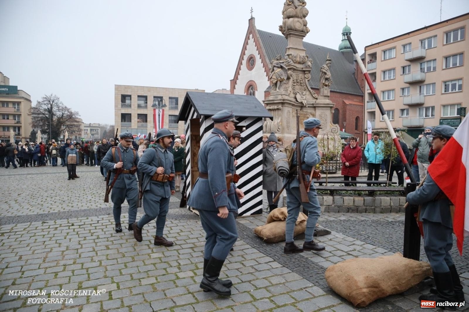 Zdjęcie w galerii na portalu naszraciborz.pl: Historyczne widowisko na raciborskim rynku – Polacy przejmują pruski posterunek [FOTO i WIDEO] wiadomości z regionu