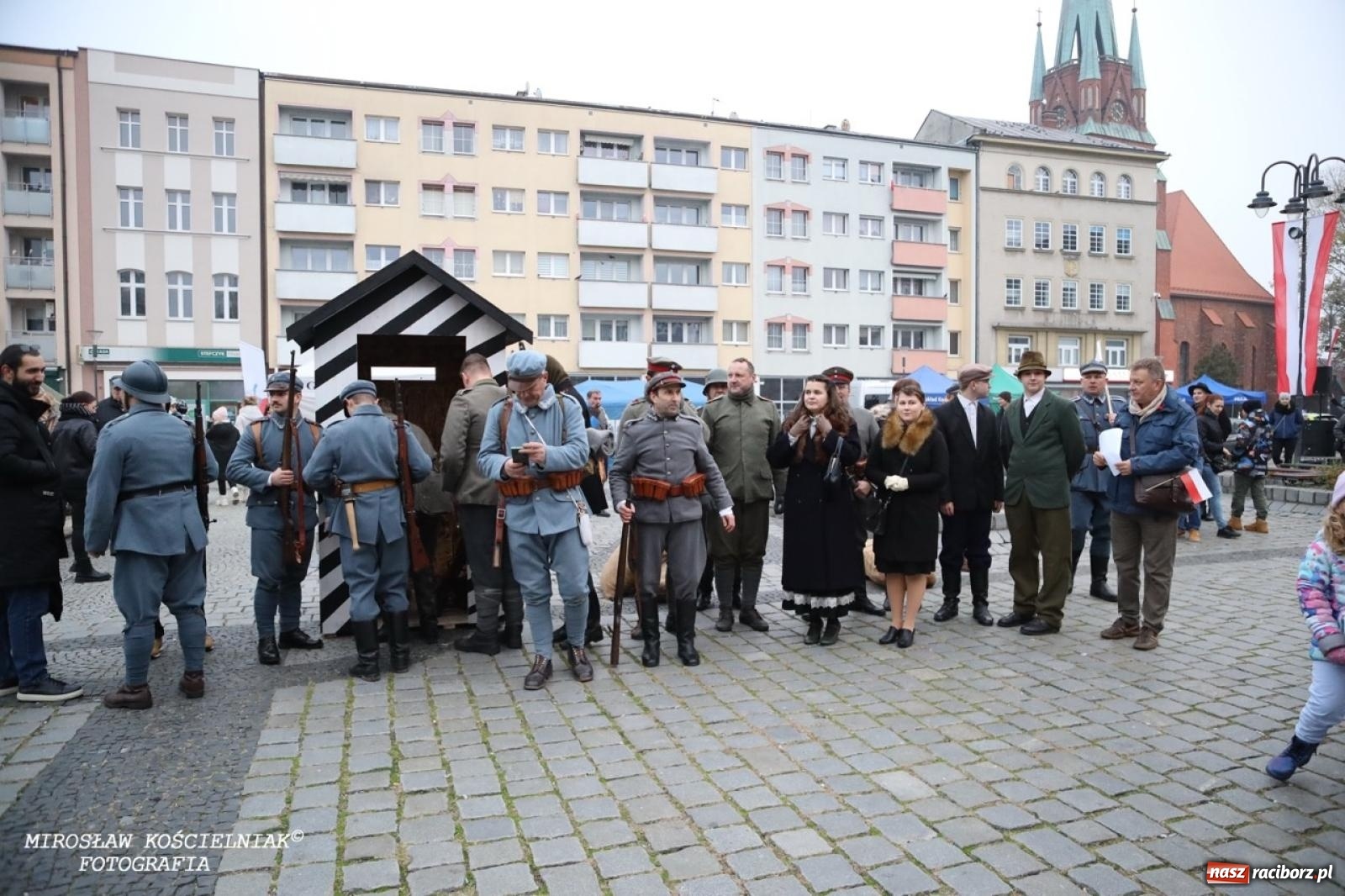 Zdjęcie w galerii na portalu naszraciborz.pl: Historyczne widowisko na raciborskim rynku – Polacy przejmują pruski posterunek [FOTO i WIDEO] wiadomości z regionu