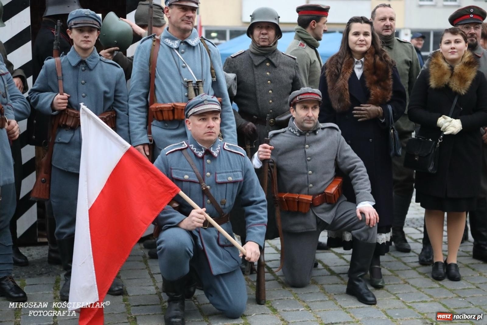 Zdjęcie w galerii na portalu naszraciborz.pl: Historyczne widowisko na raciborskim rynku – Polacy przejmują pruski posterunek [FOTO i WIDEO] wiadomości z regionu
