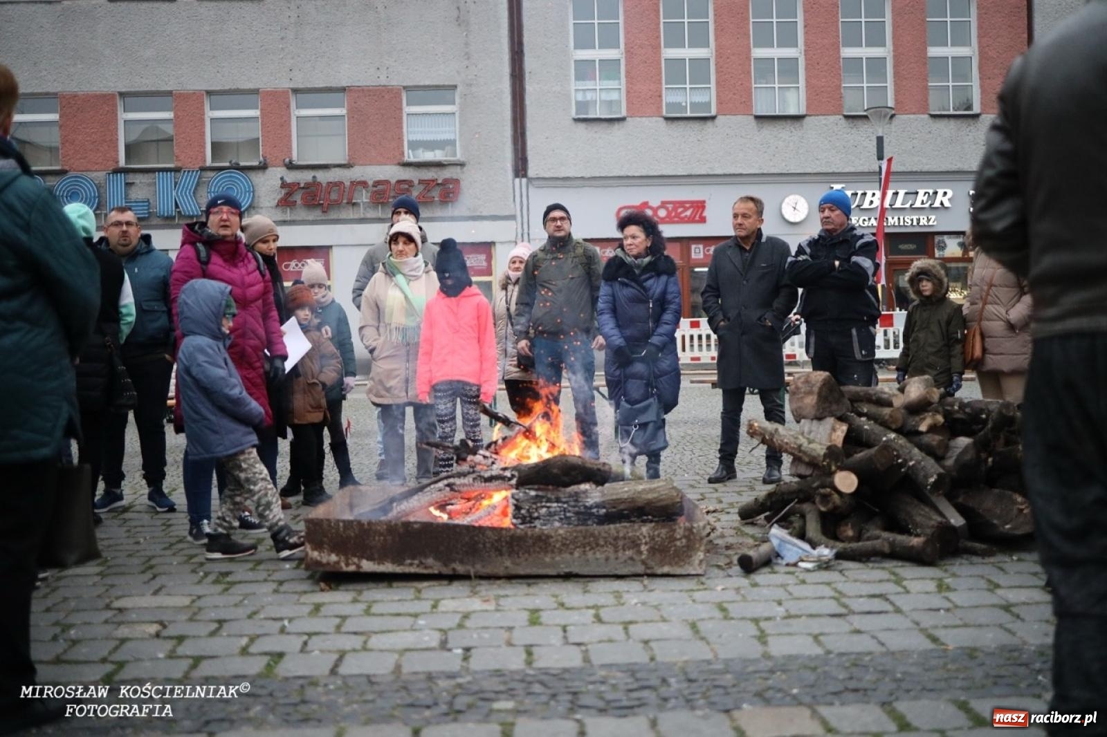 Zdjęcie w galerii na portalu naszraciborz.pl: Historyczne widowisko na raciborskim rynku – Polacy przejmują pruski posterunek [FOTO i WIDEO] wiadomości z regionu