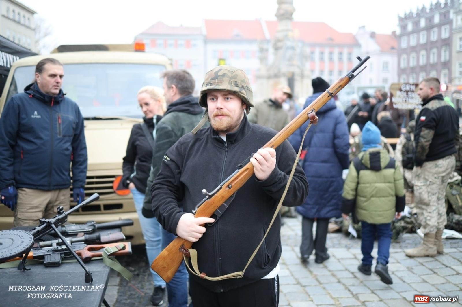 Zdjęcie w galerii na portalu naszraciborz.pl: Historyczne widowisko na raciborskim rynku – Polacy przejmują pruski posterunek [FOTO i WIDEO] wiadomości z regionu