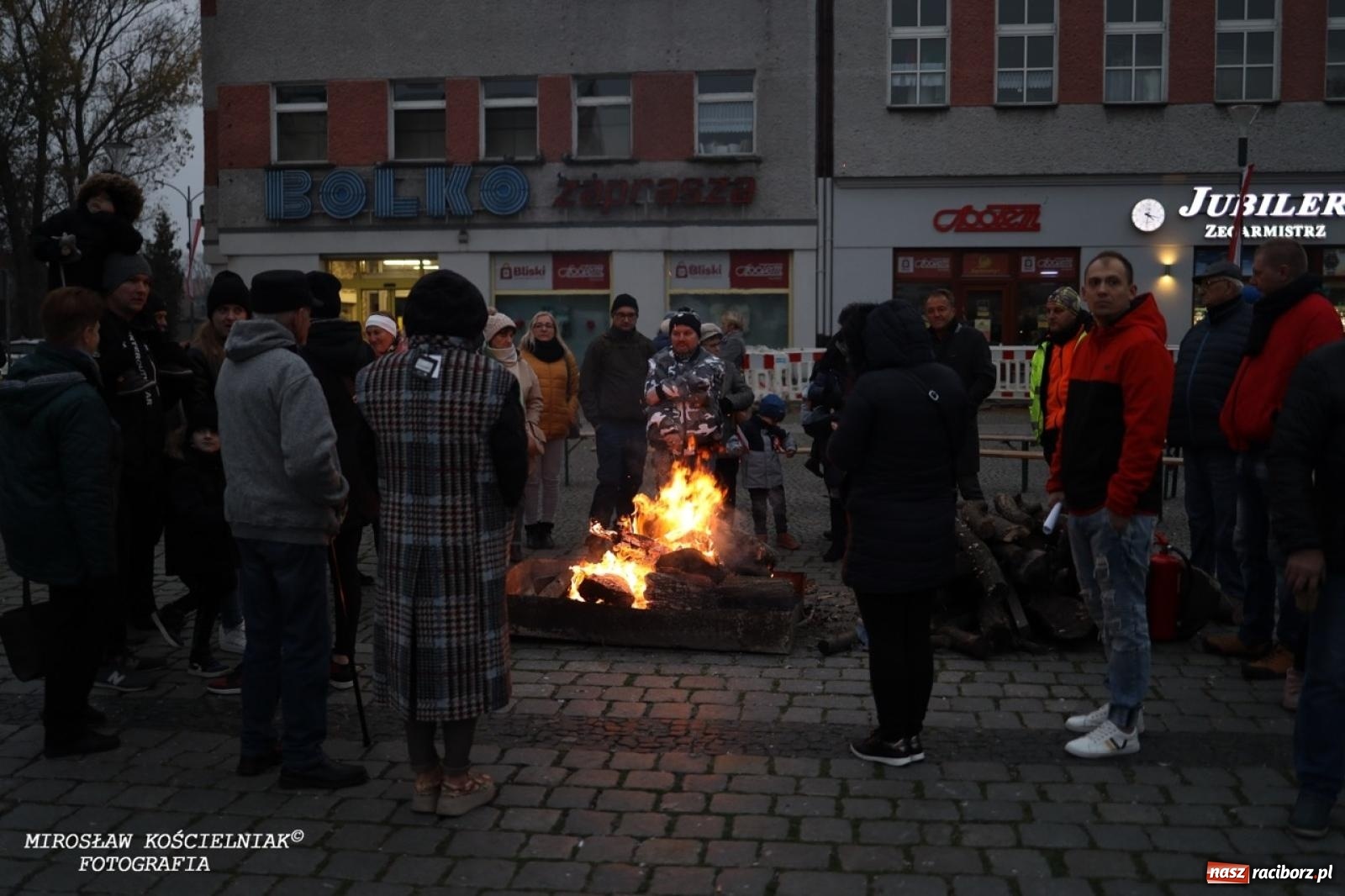 Zdjęcie w galerii na portalu naszraciborz.pl: Historyczne widowisko na raciborskim rynku – Polacy przejmują pruski posterunek [FOTO i WIDEO] wiadomości z regionu