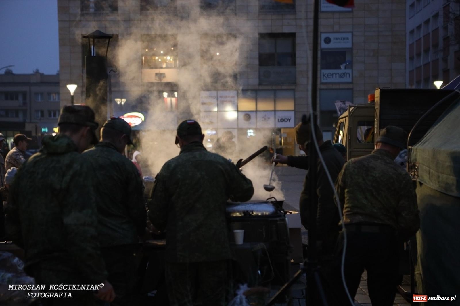 Zdjęcie w galerii na portalu naszraciborz.pl: Historyczne widowisko na raciborskim rynku – Polacy przejmują pruski posterunek [FOTO i WIDEO] wiadomości z regionu