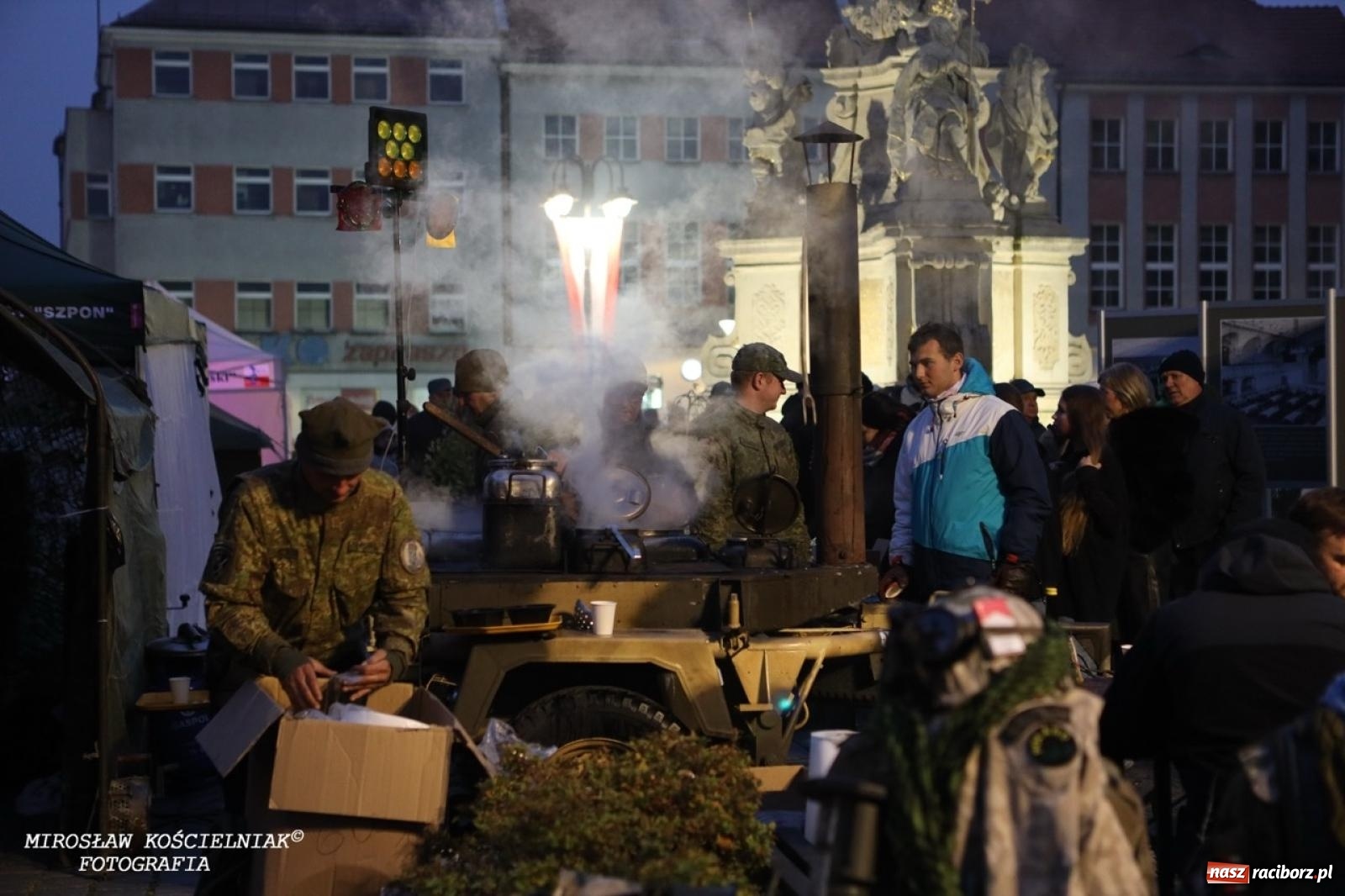 Zdjęcie w galerii na portalu naszraciborz.pl: Historyczne widowisko na raciborskim rynku – Polacy przejmują pruski posterunek [FOTO i WIDEO] wiadomości z regionu