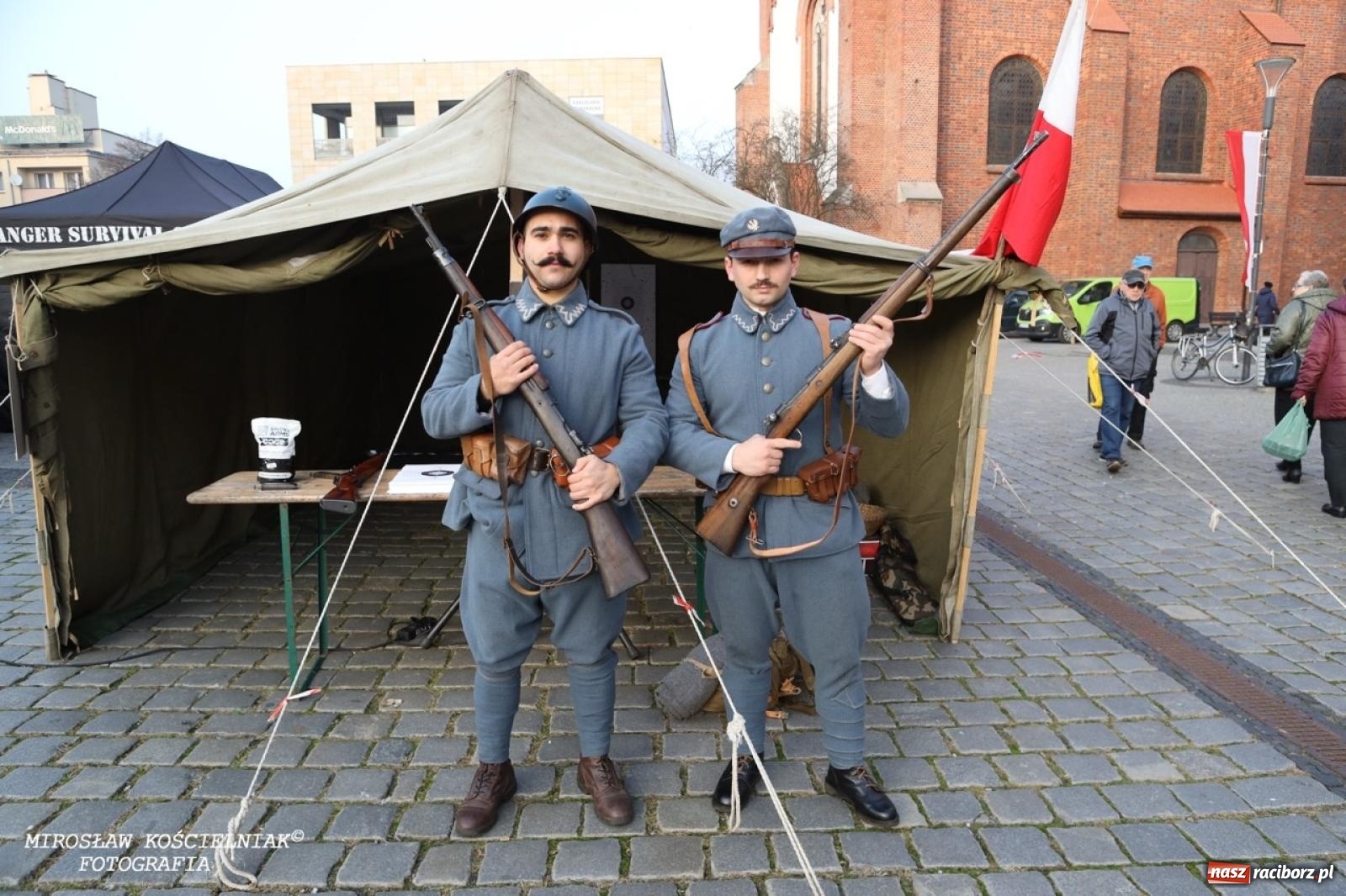 Zdjęcie w galerii na portalu naszraciborz.pl: Historyczne widowisko na raciborskim rynku – Polacy przejmują pruski posterunek [FOTO i WIDEO] wiadomości z regionu