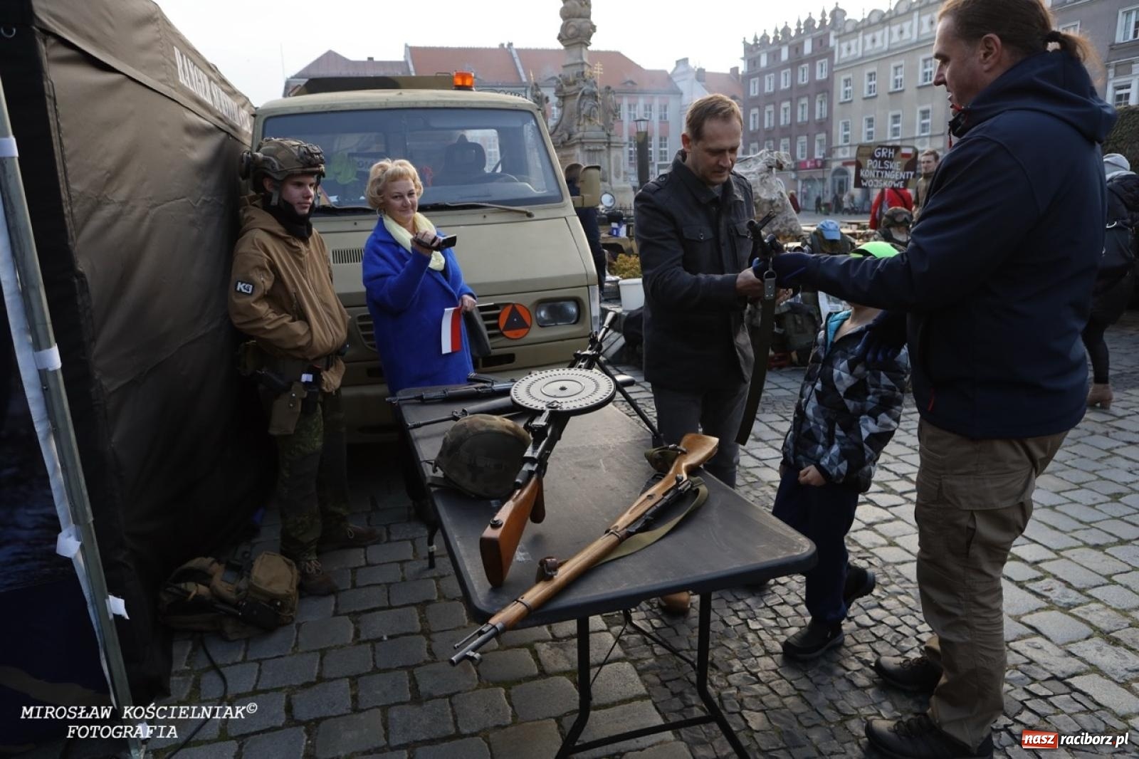 Zdjęcie w galerii na portalu naszraciborz.pl: Historyczne widowisko na raciborskim rynku – Polacy przejmują pruski posterunek [FOTO i WIDEO] wiadomości z regionu