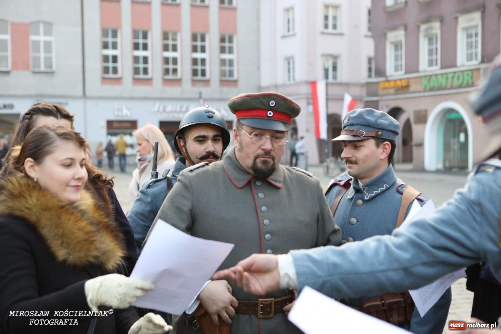 Zdjęcie w galerii na portalu naszraciborz.pl: Historyczne widowisko na raciborskim rynku – Polacy przejmują pruski posterunek [FOTO i WIDEO] wiadomości z regionu