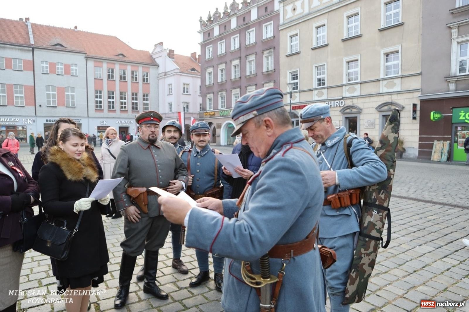 Zdjęcie w galerii na portalu naszraciborz.pl: Historyczne widowisko na raciborskim rynku – Polacy przejmują pruski posterunek [FOTO i WIDEO] wiadomości z regionu