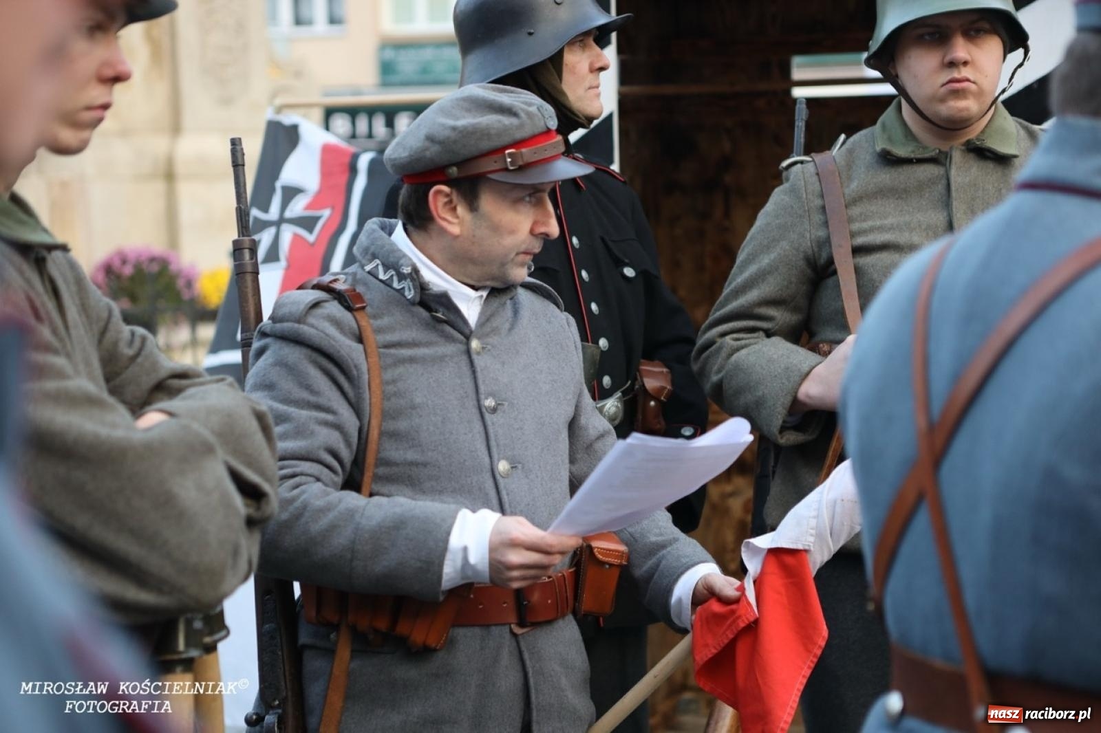 Zdjęcie w galerii na portalu naszraciborz.pl: Historyczne widowisko na raciborskim rynku – Polacy przejmują pruski posterunek [FOTO i WIDEO] wiadomości z regionu