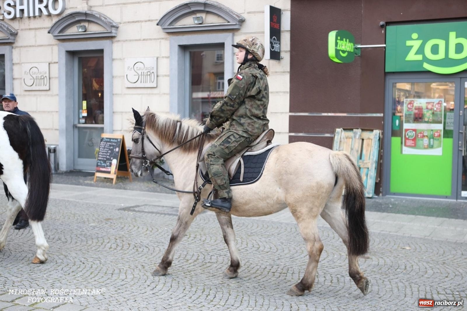 Zdjęcie w galerii na portalu naszraciborz.pl: Historyczne widowisko na raciborskim rynku – Polacy przejmują pruski posterunek [FOTO i WIDEO] wiadomości z regionu