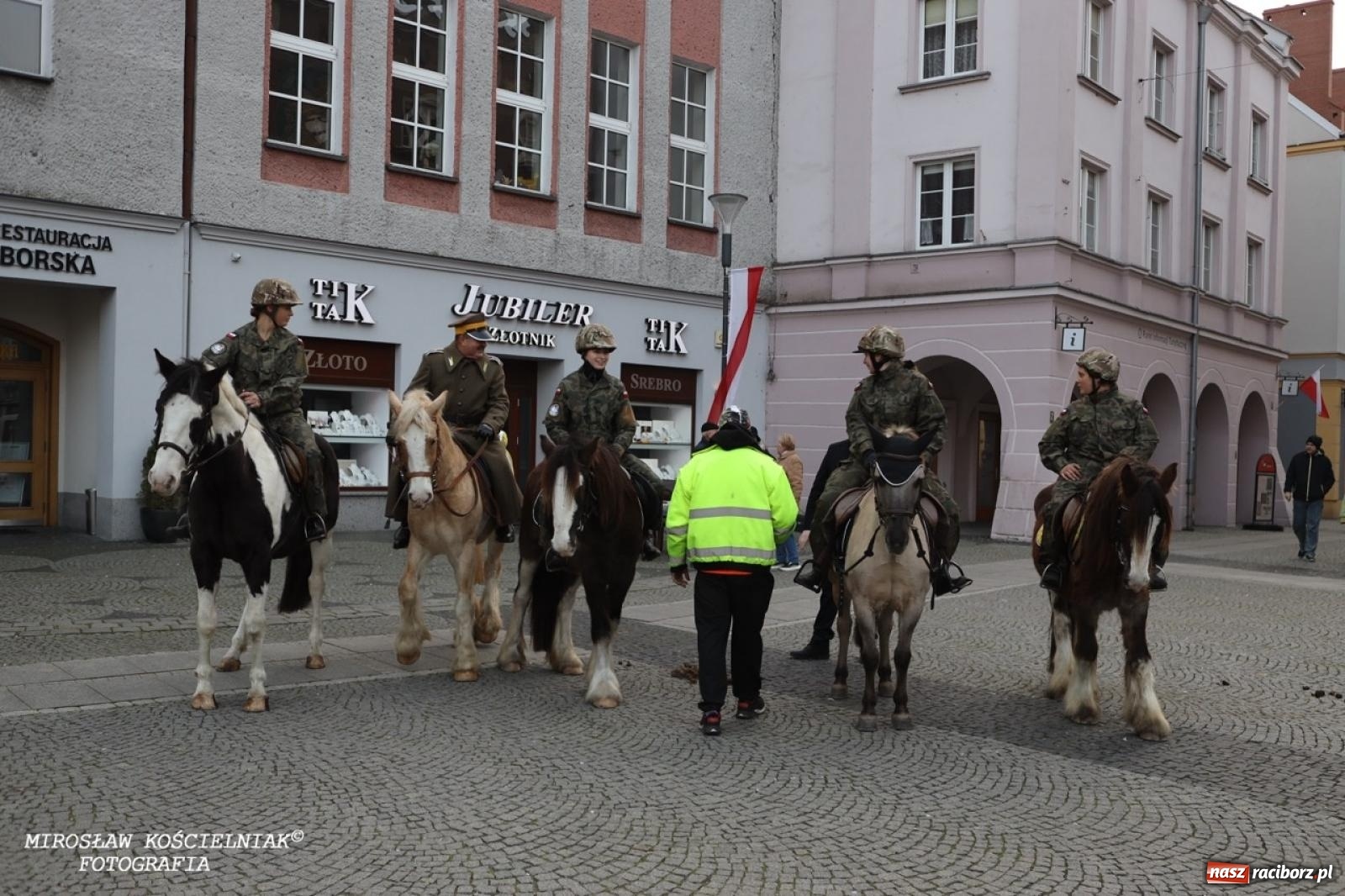 Zdjęcie w galerii na portalu naszraciborz.pl: Historyczne widowisko na raciborskim rynku – Polacy przejmują pruski posterunek [FOTO i WIDEO] wiadomości z regionu
