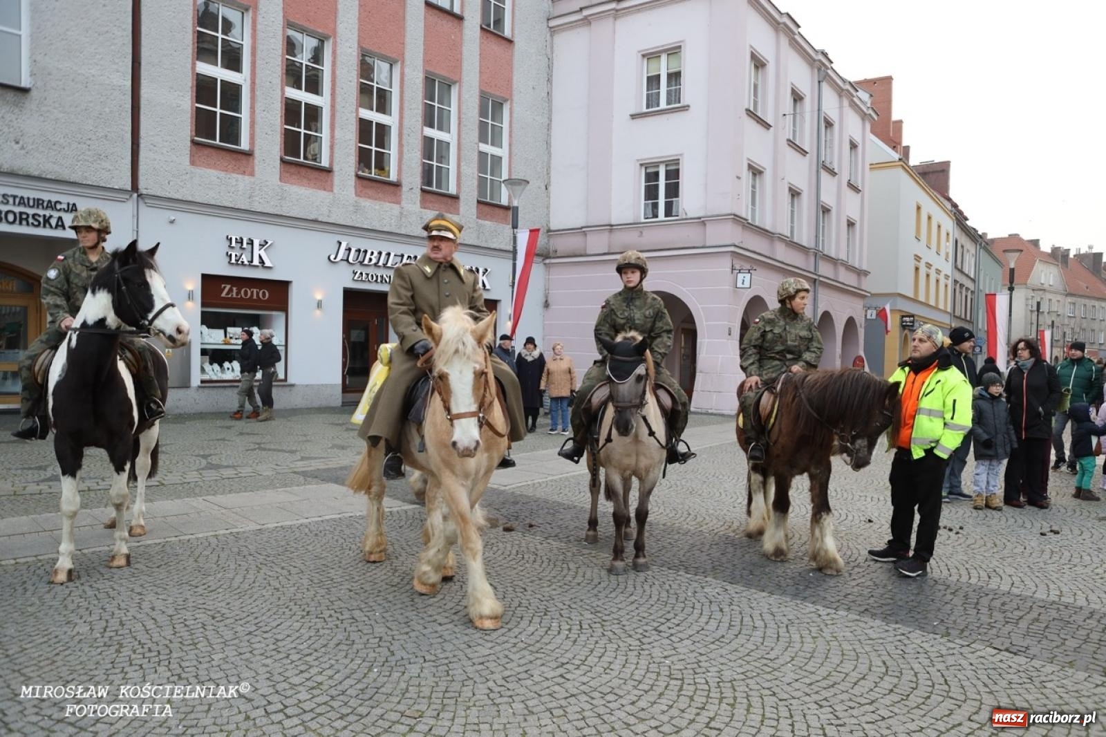 Zdjęcie w galerii na portalu naszraciborz.pl: Historyczne widowisko na raciborskim rynku – Polacy przejmują pruski posterunek [FOTO i WIDEO] wiadomości z regionu