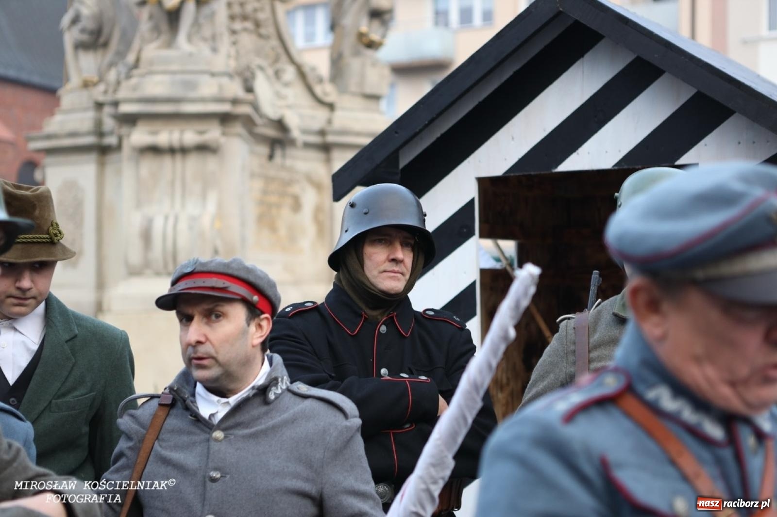 Zdjęcie w galerii na portalu naszraciborz.pl: Historyczne widowisko na raciborskim rynku – Polacy przejmują pruski posterunek [FOTO i WIDEO] wiadomości z regionu