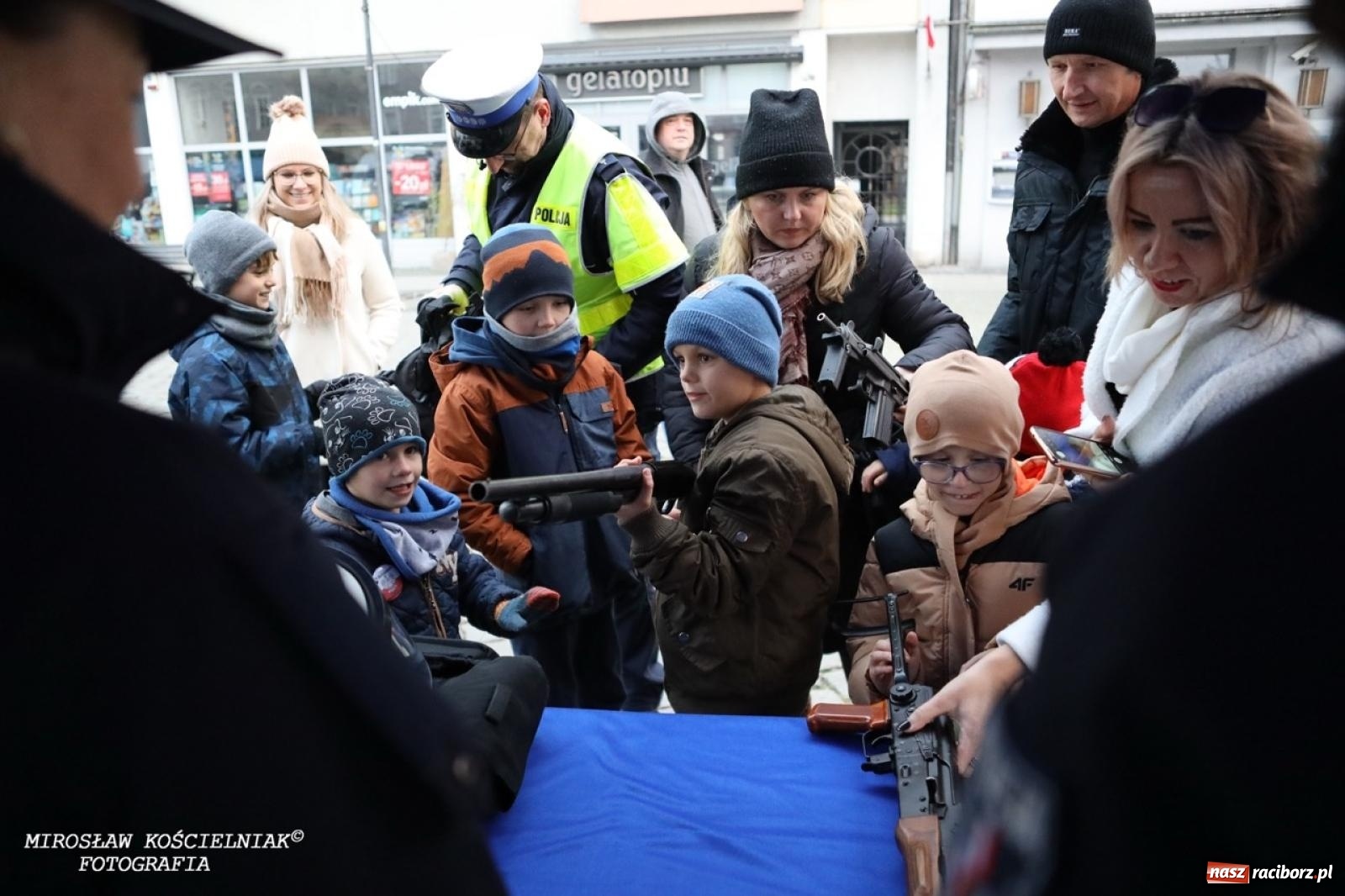 Zdjęcie w galerii na portalu naszraciborz.pl: Historyczne widowisko na raciborskim rynku – Polacy przejmują pruski posterunek [FOTO i WIDEO] wiadomości z regionu