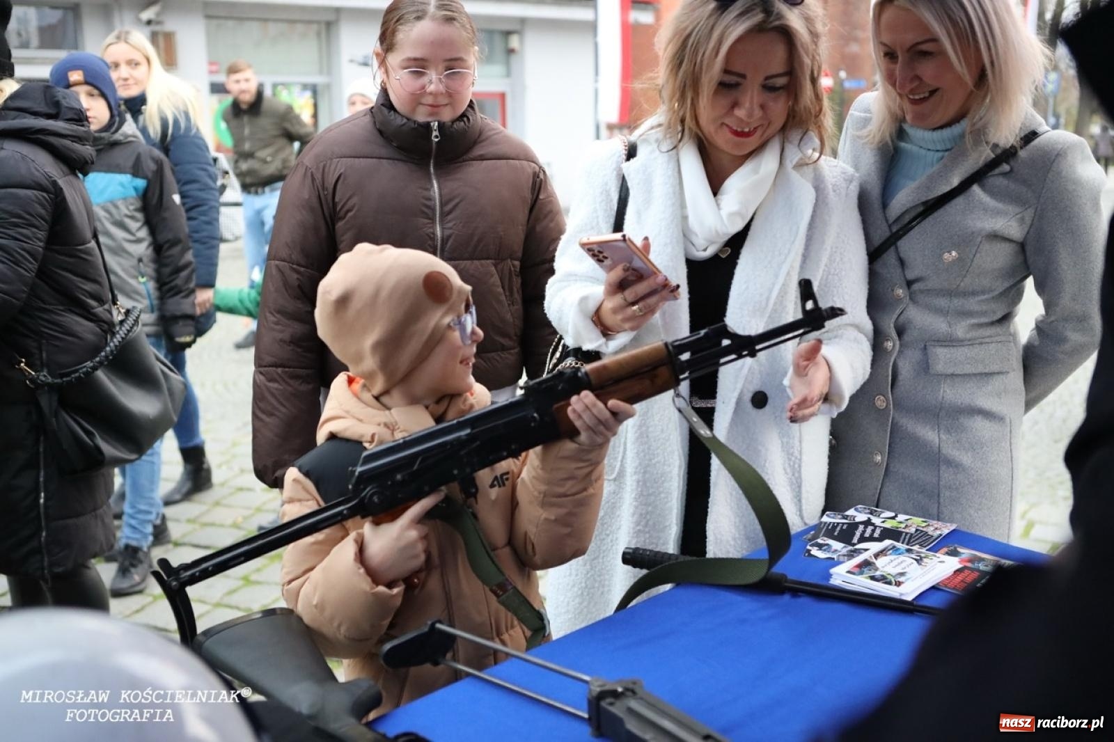 Zdjęcie w galerii na portalu naszraciborz.pl: Historyczne widowisko na raciborskim rynku – Polacy przejmują pruski posterunek [FOTO i WIDEO] wiadomości z regionu
