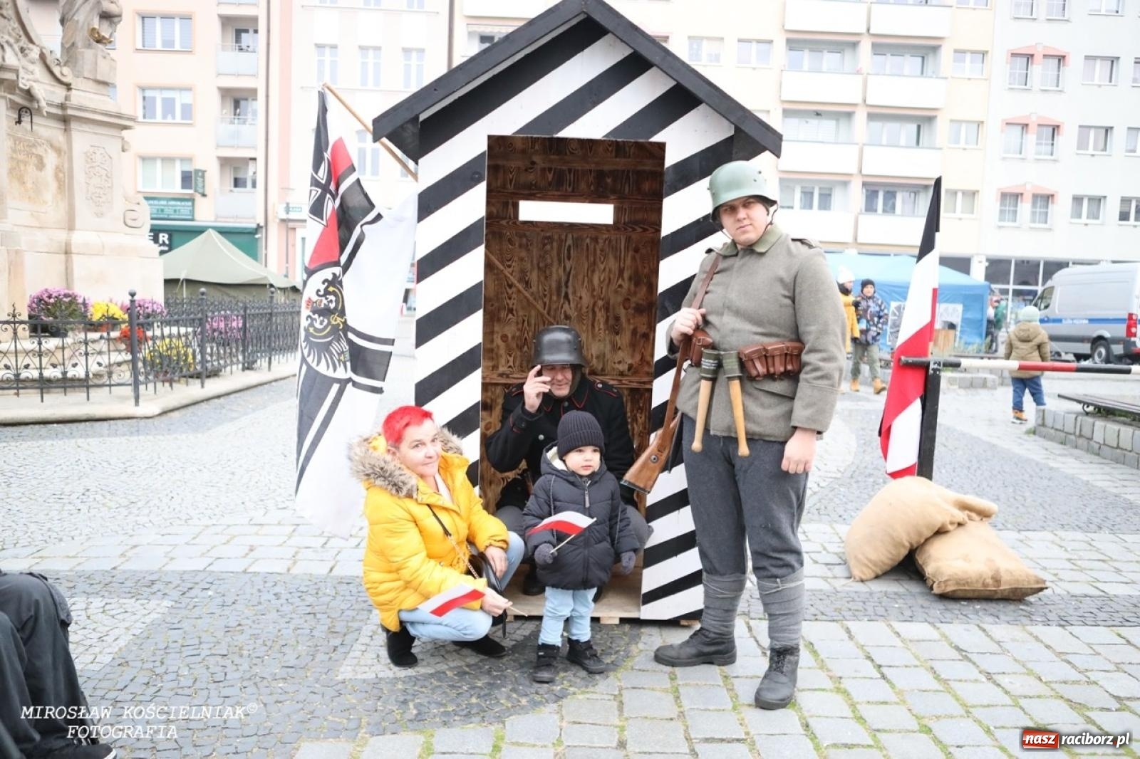 Zdjęcie w galerii na portalu naszraciborz.pl: Historyczne widowisko na raciborskim rynku – Polacy przejmują pruski posterunek [FOTO i WIDEO] wiadomości z regionu