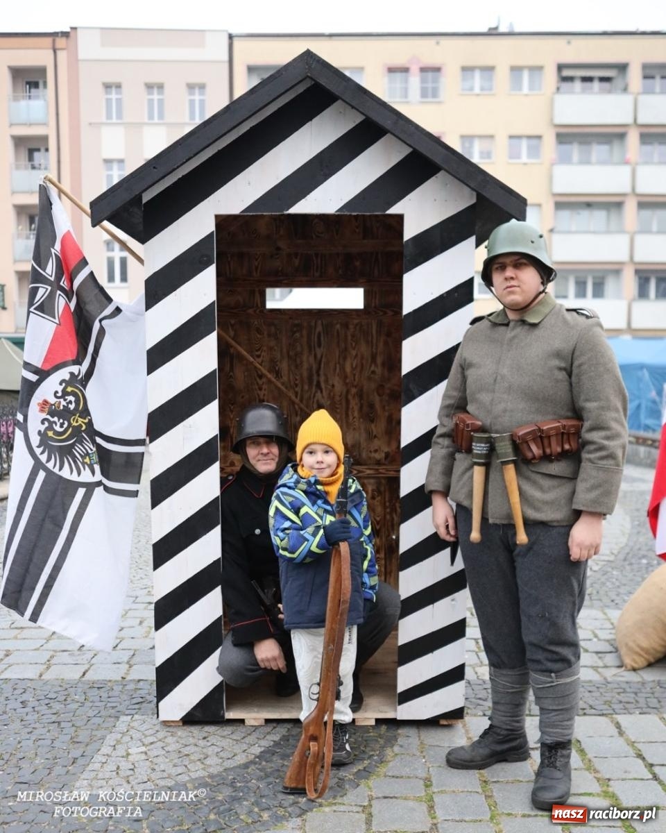 Zdjęcie w galerii na portalu naszraciborz.pl: Historyczne widowisko na raciborskim rynku – Polacy przejmują pruski posterunek [FOTO i WIDEO] wiadomości z regionu