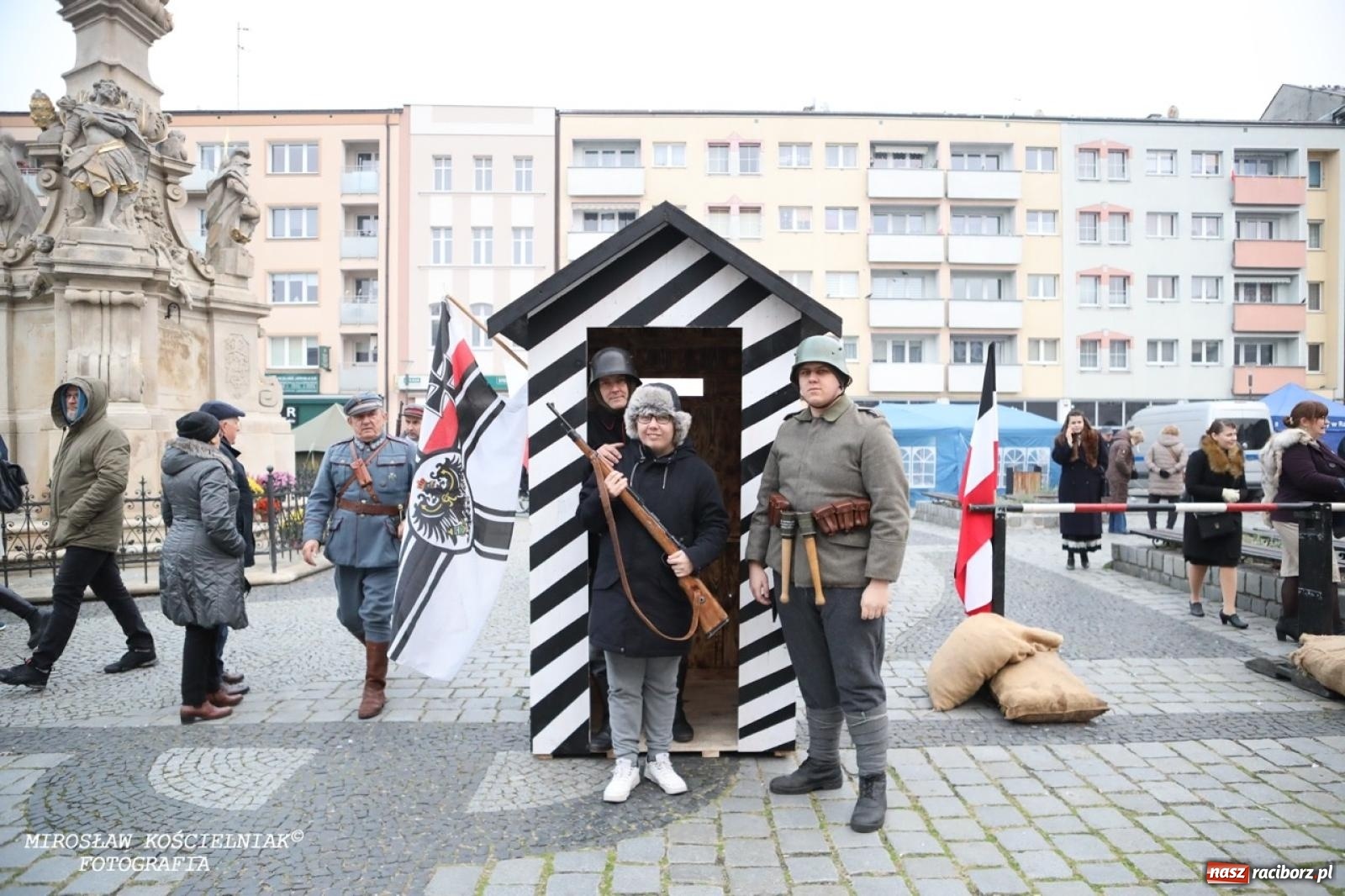 Zdjęcie w galerii na portalu naszraciborz.pl: Historyczne widowisko na raciborskim rynku – Polacy przejmują pruski posterunek [FOTO i WIDEO] wiadomości z regionu