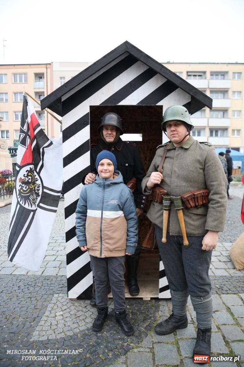 Zdjęcie w galerii na portalu naszraciborz.pl: Historyczne widowisko na raciborskim rynku – Polacy przejmują pruski posterunek [FOTO i WIDEO] wiadomości z regionu