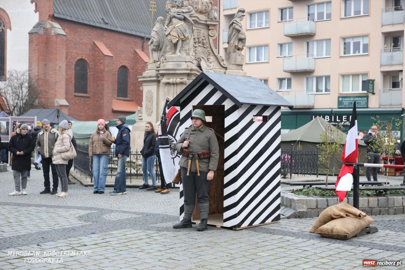 Zdjęcie w galerii na portalu naszraciborz.pl: Historyczne widowisko na raciborskim rynku – Polacy przejmują pruski posterunek [FOTO i WIDEO] wiadomości z regionu